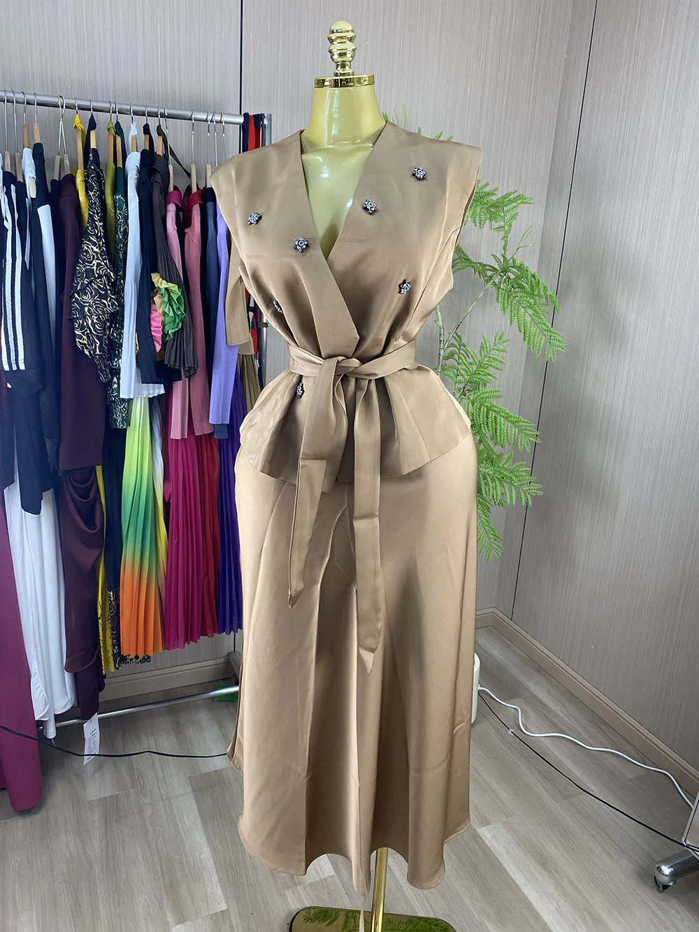Two-piece set featuring a regular-fit, strapless, sleeveless, breathable velvet blazer and casual wide-leg trousers.-GZXX1158