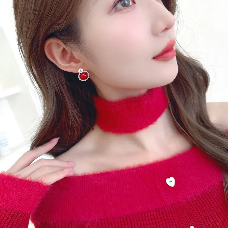 The popular red earrings in autumn and winter are exquisitely designed with a unique and fashionable style