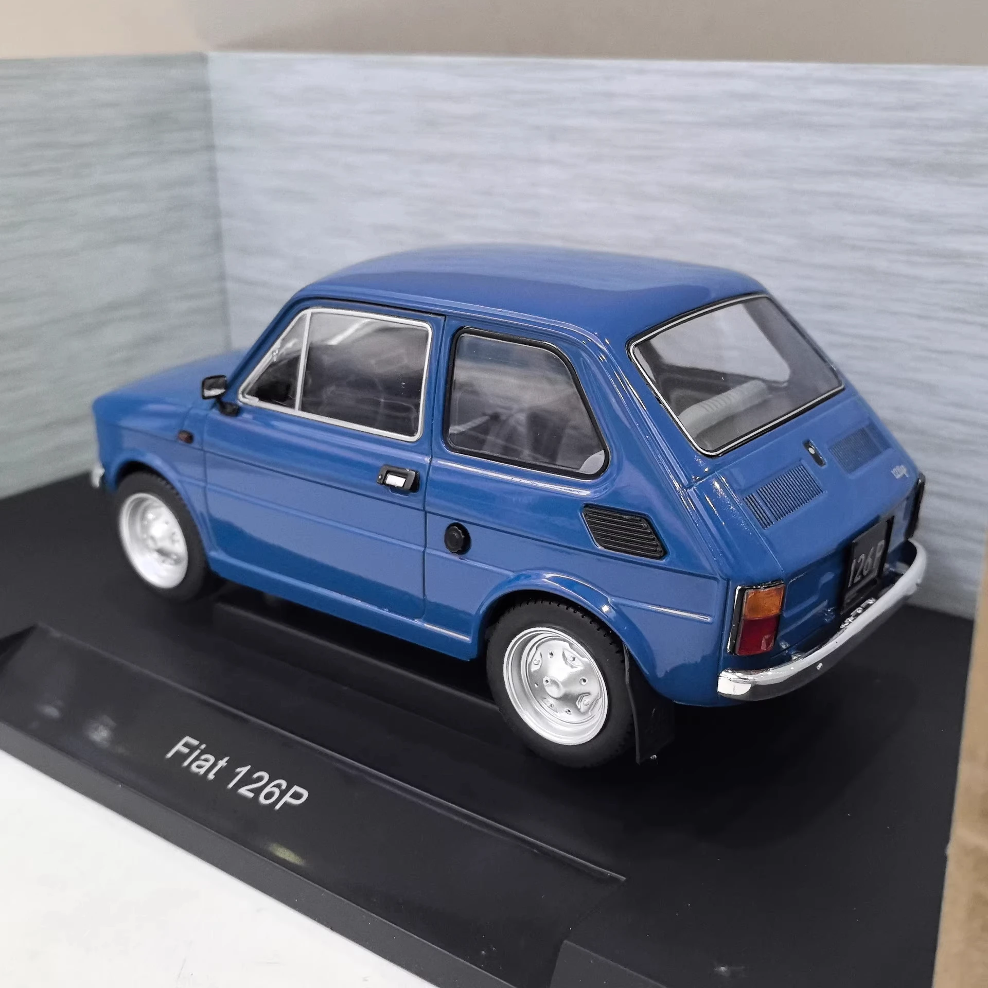 MCG 1/18 FIAT 126P Fiat Automodell, Legierung, keine Tür, keine Lenkung, blau C4