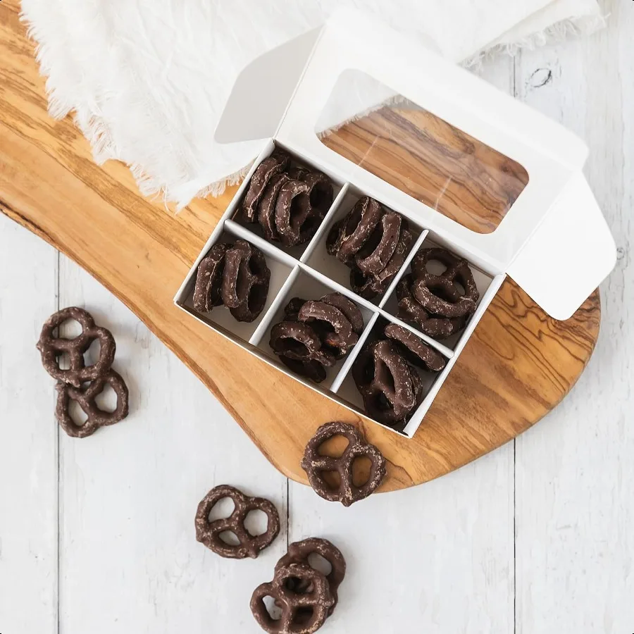 Kotak Truffle Mini Hitam SANGAT KECIL untuk 6 Camilan, dengan Jendela dan Pembatas, 5 x 3,5 x 1,57 Inci, Kemasan 25 Pcs