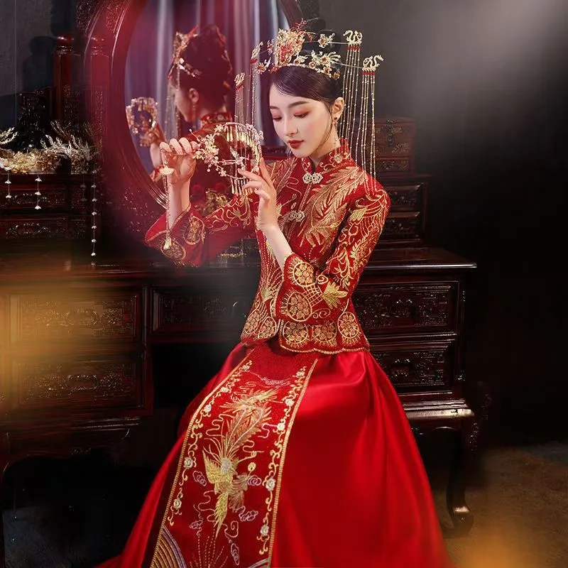 

The new Chinese-style toasting and wedding dress is a elegant dragon phoenix gown