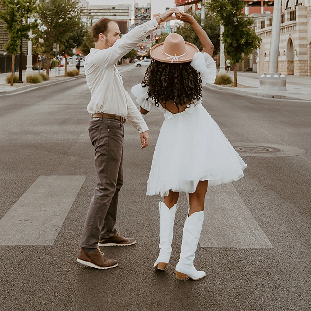 Robe de mariée en Tulle avec perles, longueur genou, décolleté en V plongeant, manches courtes plissées, dos nu, style Boho, fleurs 3D