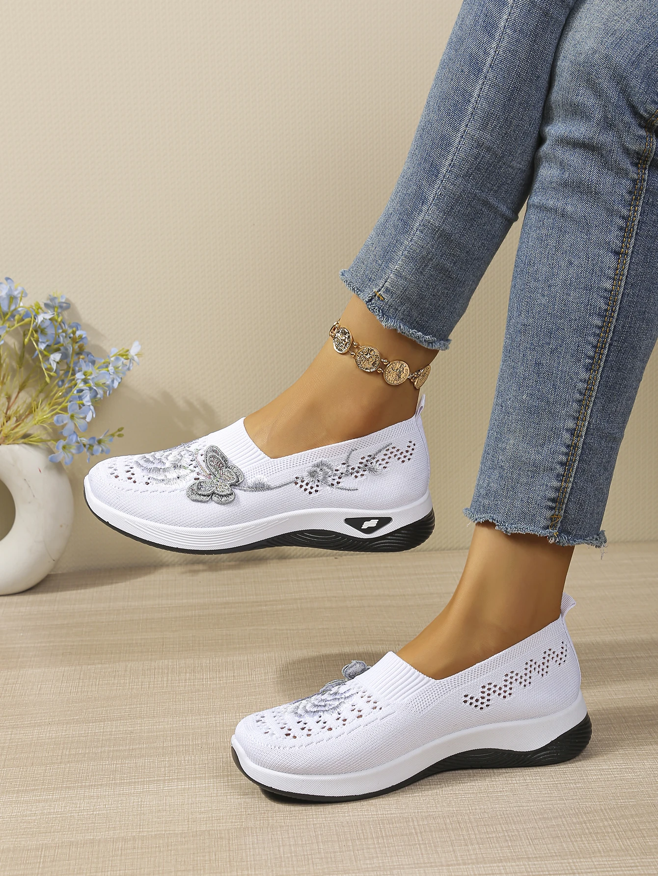 Weiche Damen-Sandalen mit geschlossener Zehenpartie, Blumenstickerei, hohles Netzgewebe, zum Hineinschlüpfen, Keilabsatz, ultraleicht, für den täglichen Spaziergang, Damenschuhe – Detail 11