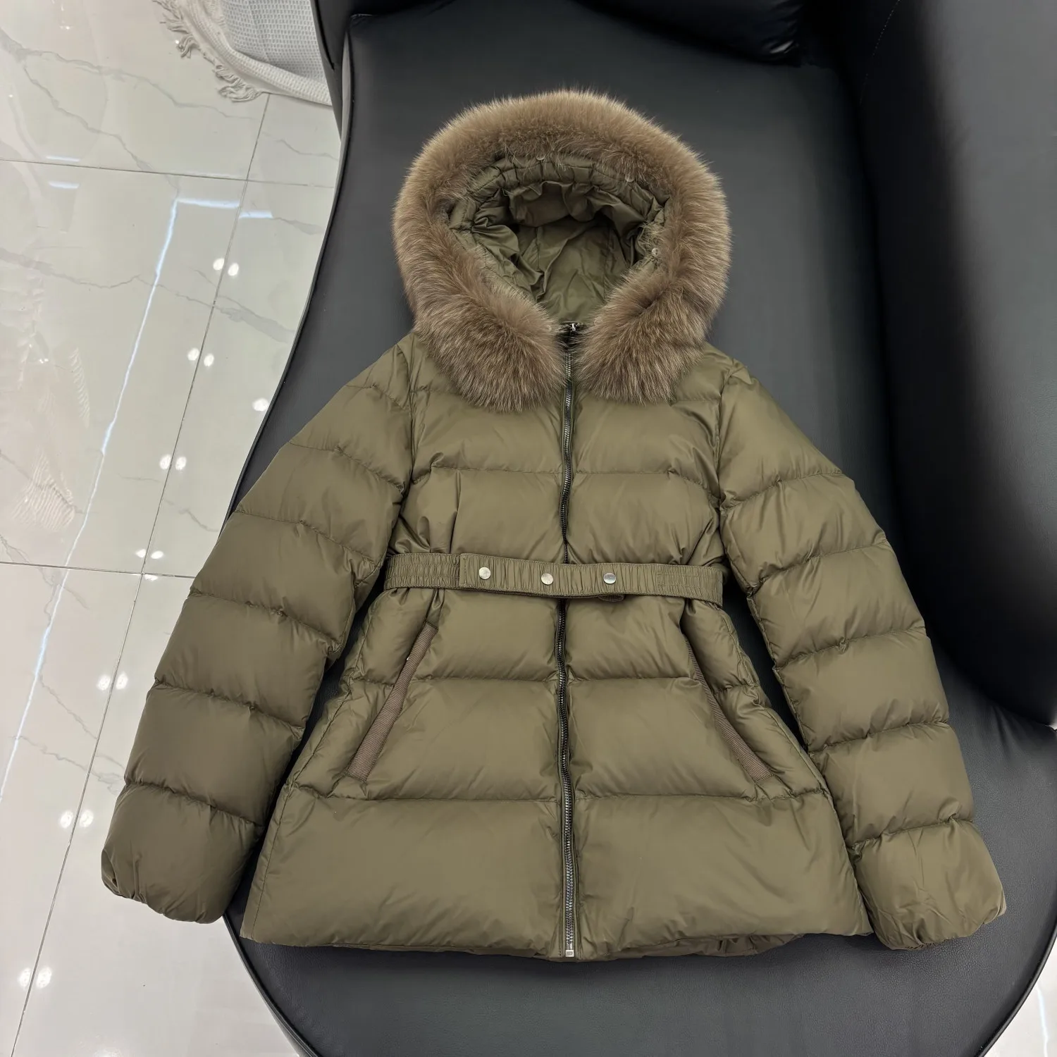 

2026 Autumn/Winter Fox Fur White Duck Down Jacket Belted Short Down Jacket for Women with Hood Fur Collar Outerwear Parka