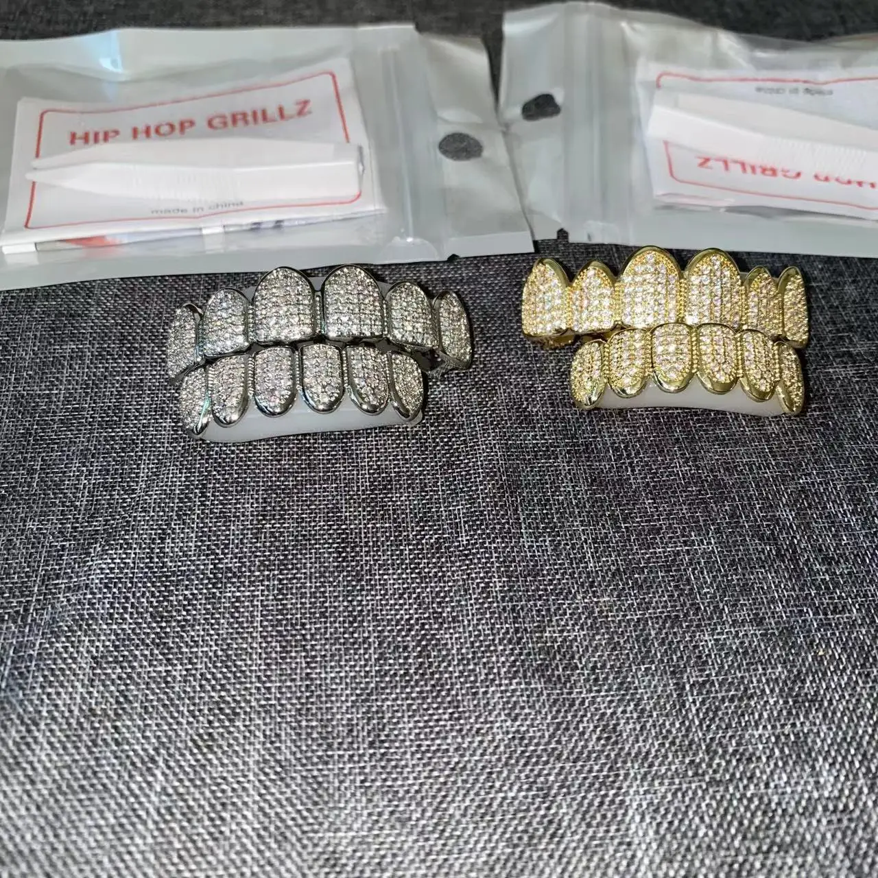 New Hot Bling Bling Iced Out Denti Grillz Hip Hop Griglie superiori e inferiori Bocca dentale Punk Denti Caps Cosplay Party TG137