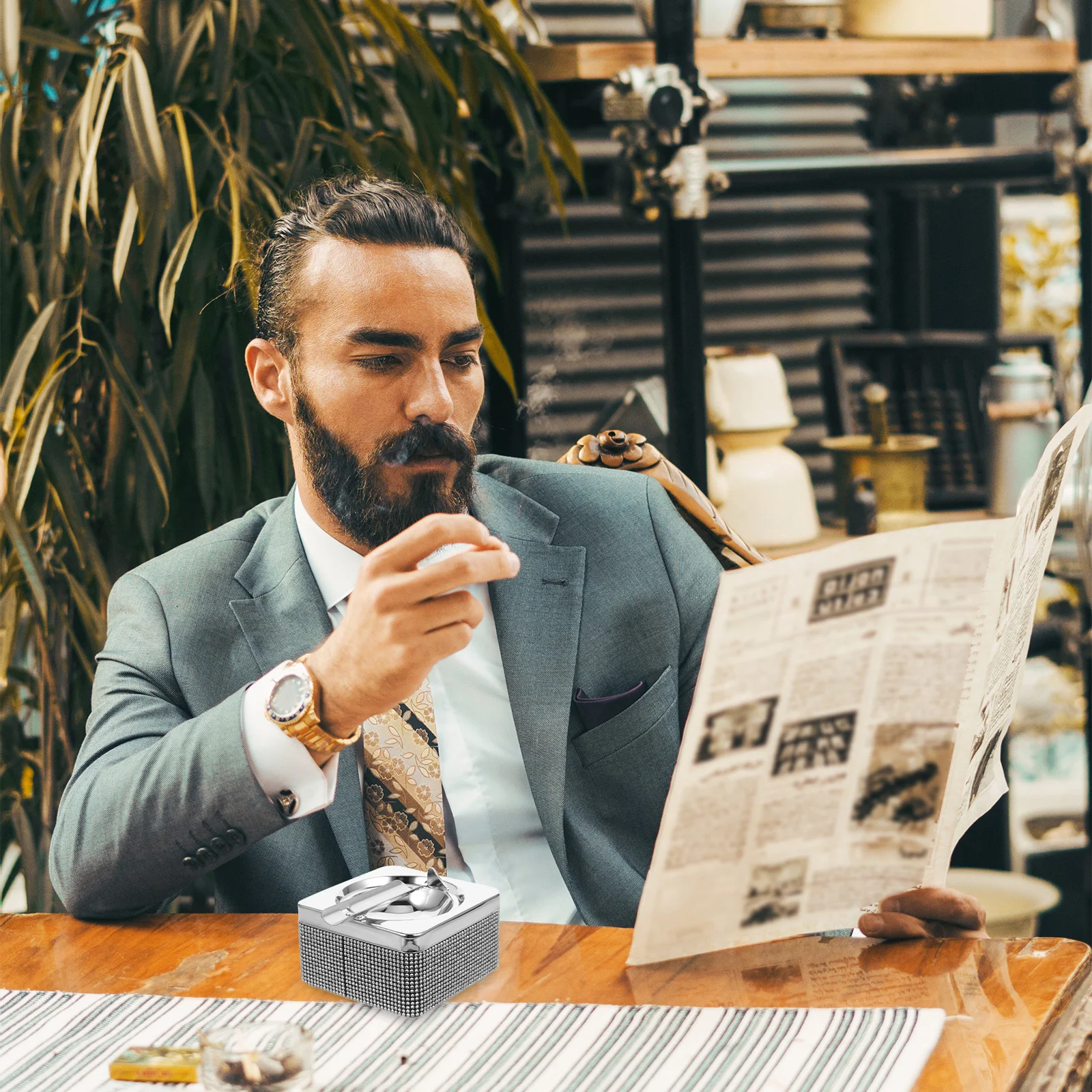 

Crystal Ashtray Car Rhinestone Ash Tray European Style Portable Metal Anti Slip Large Capacity For Indoor Outdoor Automotive