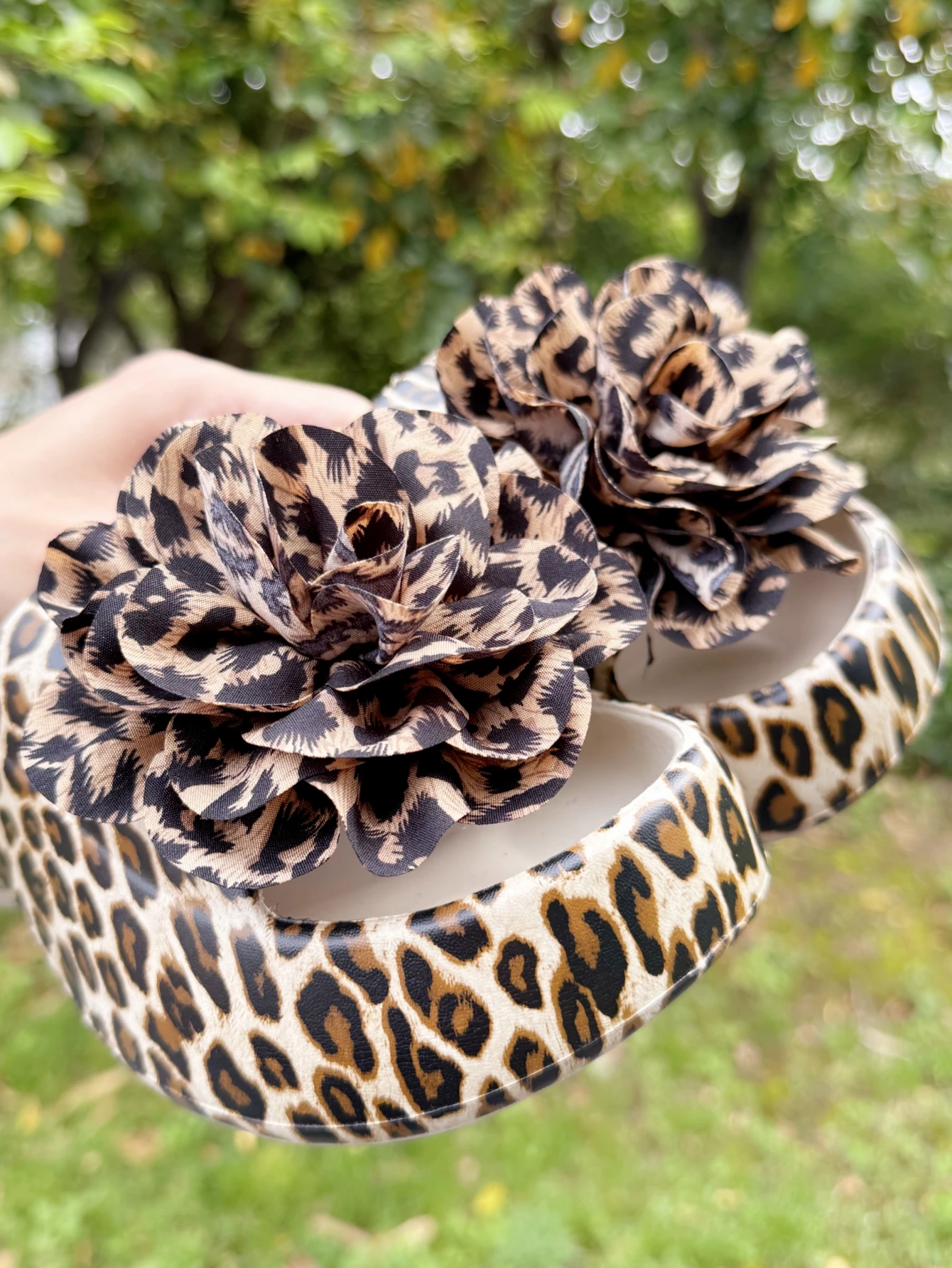 2 fashionable and sexy leopard print flower shoe buckle DIY decorations, suitable for shoes with holes and sandals