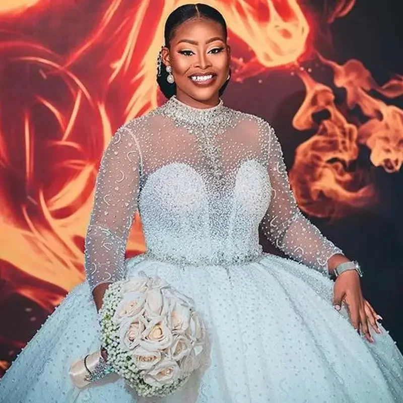 カスタマイズされた豪華なアフリカの舞踏会ウェディングドレス、大きなビーズ、長袖、ハイネック、クリスタルベルト付きのブライダルガウン