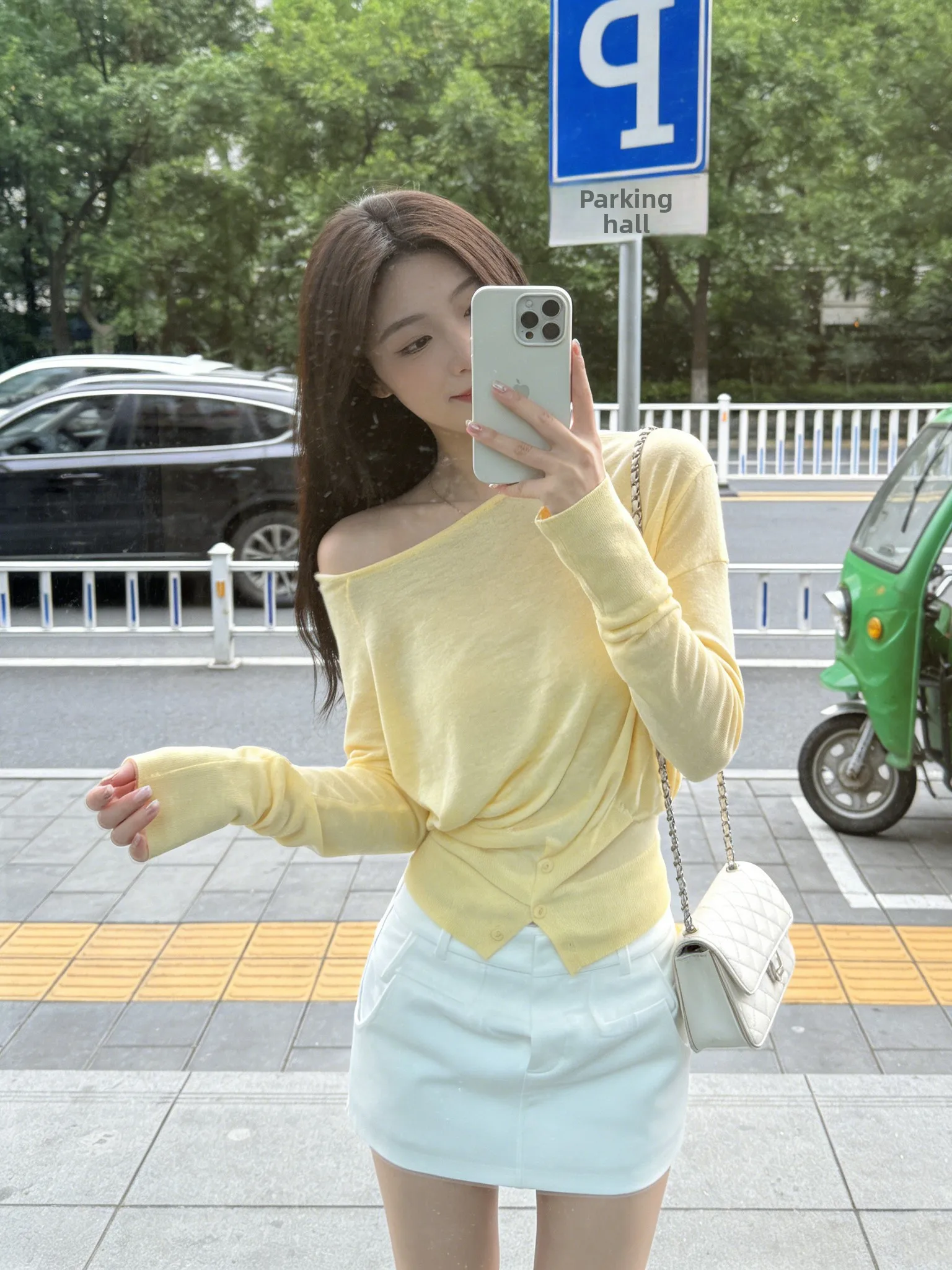 

Elegant Simple Style Women's Knitted Long Sleeve Shoulder Bared Side Collar White Enhancing Top Spring 2026 Lazy Fashion