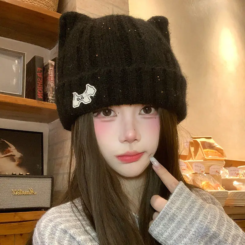 Gorro de malha com orelhas de gato e aplique de osso, feminino, quente para o inverno, grosso, preto, confortável e macio, estilo streetwear.