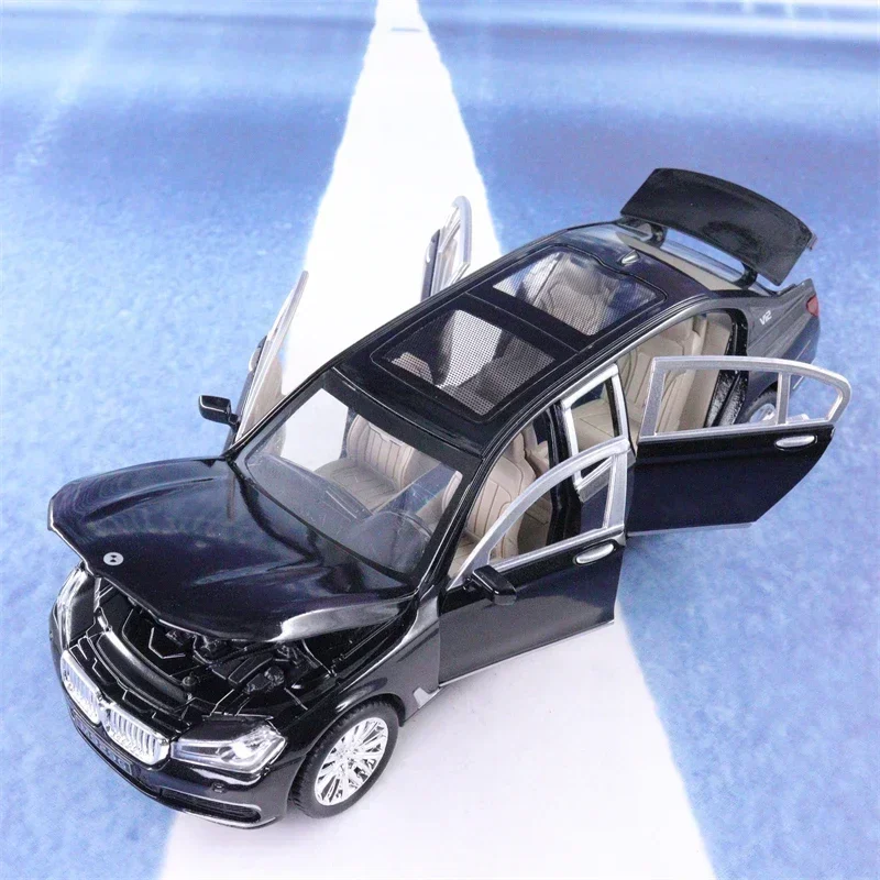 1:24 BMW 760 Alta Simulazione Pressofuso In Lega di Metallo Modello di auto Suono Luce Tirare Indietro Collezione Giocattolo Per Bambini Regali
