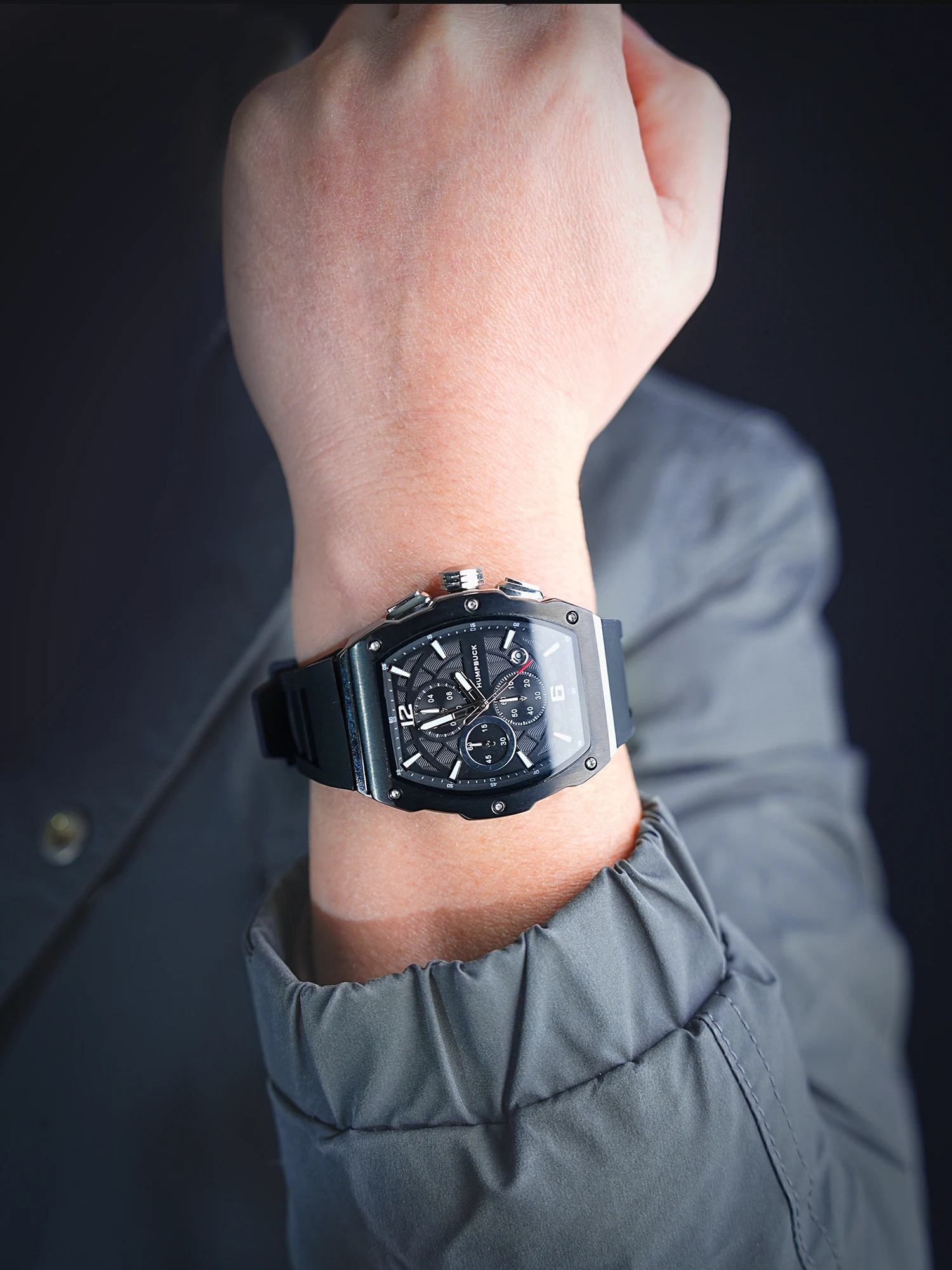 ساعة HUMPBUCK ساعة يد رجالية أنيقة مع عقارب مضيئة وميزات مقاومة للماء ومتينة من الفولاذ المقاوم للصدأ
