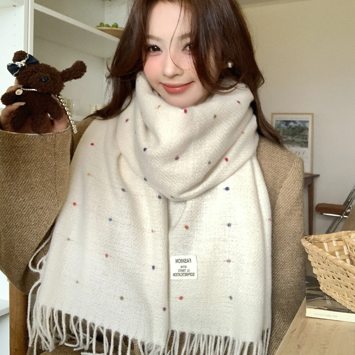 

2025 Новая мода кремово-белая радужная сахарная точка для женщин, новый осенне-зимний теплый корейский вариант, универсальный шарф Wh81