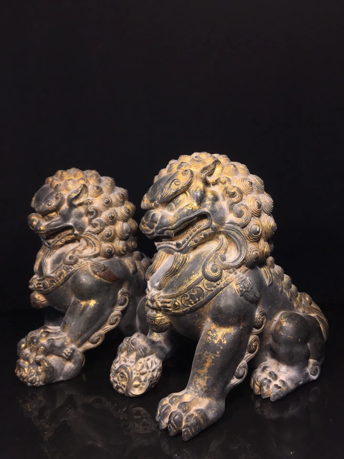 

Old Bronze Gilded Cinnabar Mud gold Lion statue Watch the Divine Beast A Pair Amass wealth Ornaments Town house