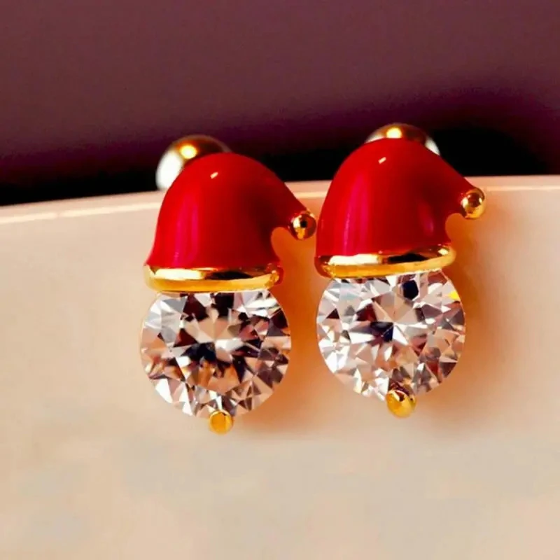 Huitan kleine rote Reit haube Ohrringe für Weihnachten neue 2023 Frauen Ohr stecker mit schillernden cz Geschenk Statement Schmuck