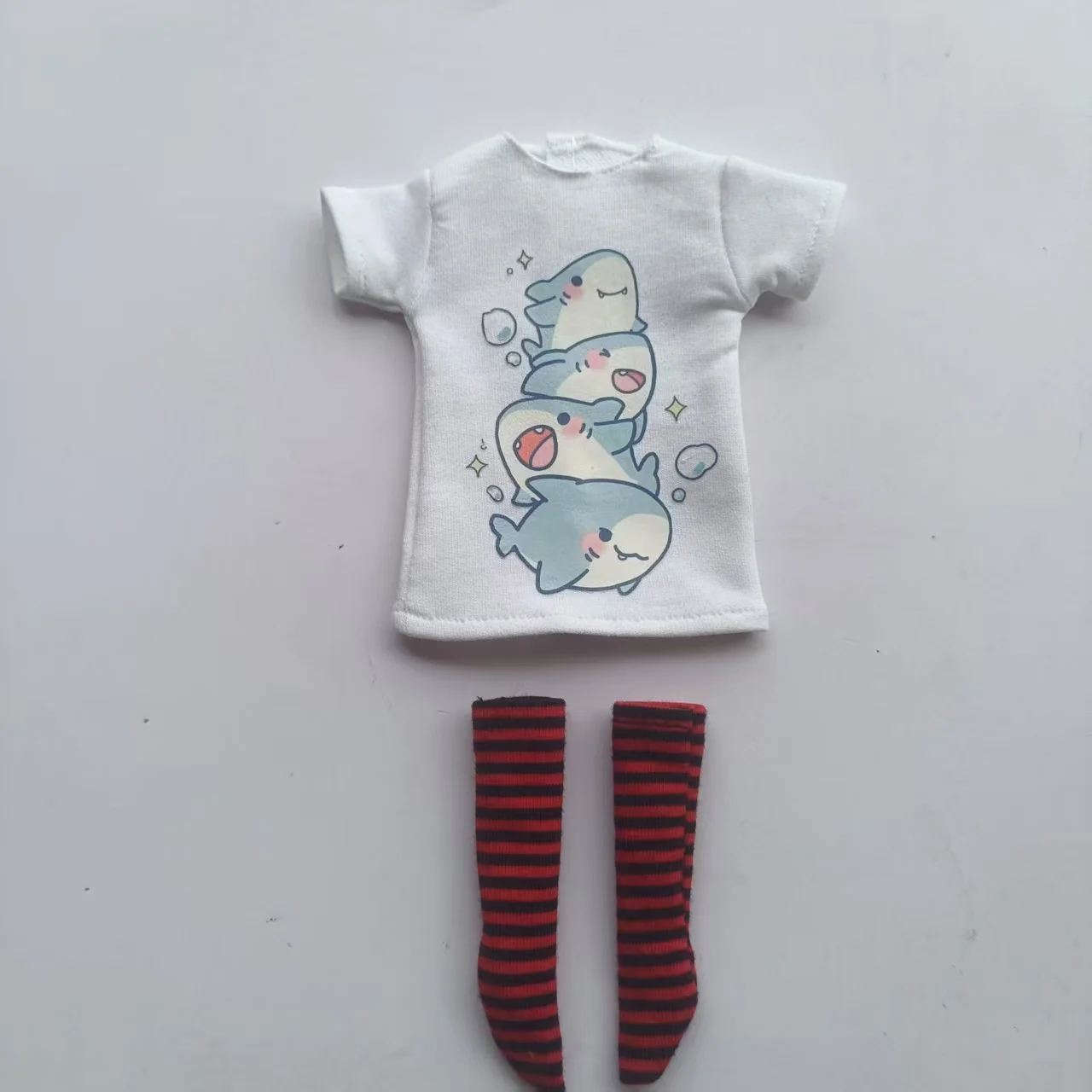 Handgefertigte OB24 1/6 Puppenkleidung, Cartoon-Print Kurzarm-T-Shirt + gestreifte Socken, kann als Zubehör für 1/6 Puppen verwendet werden. – Detail 19