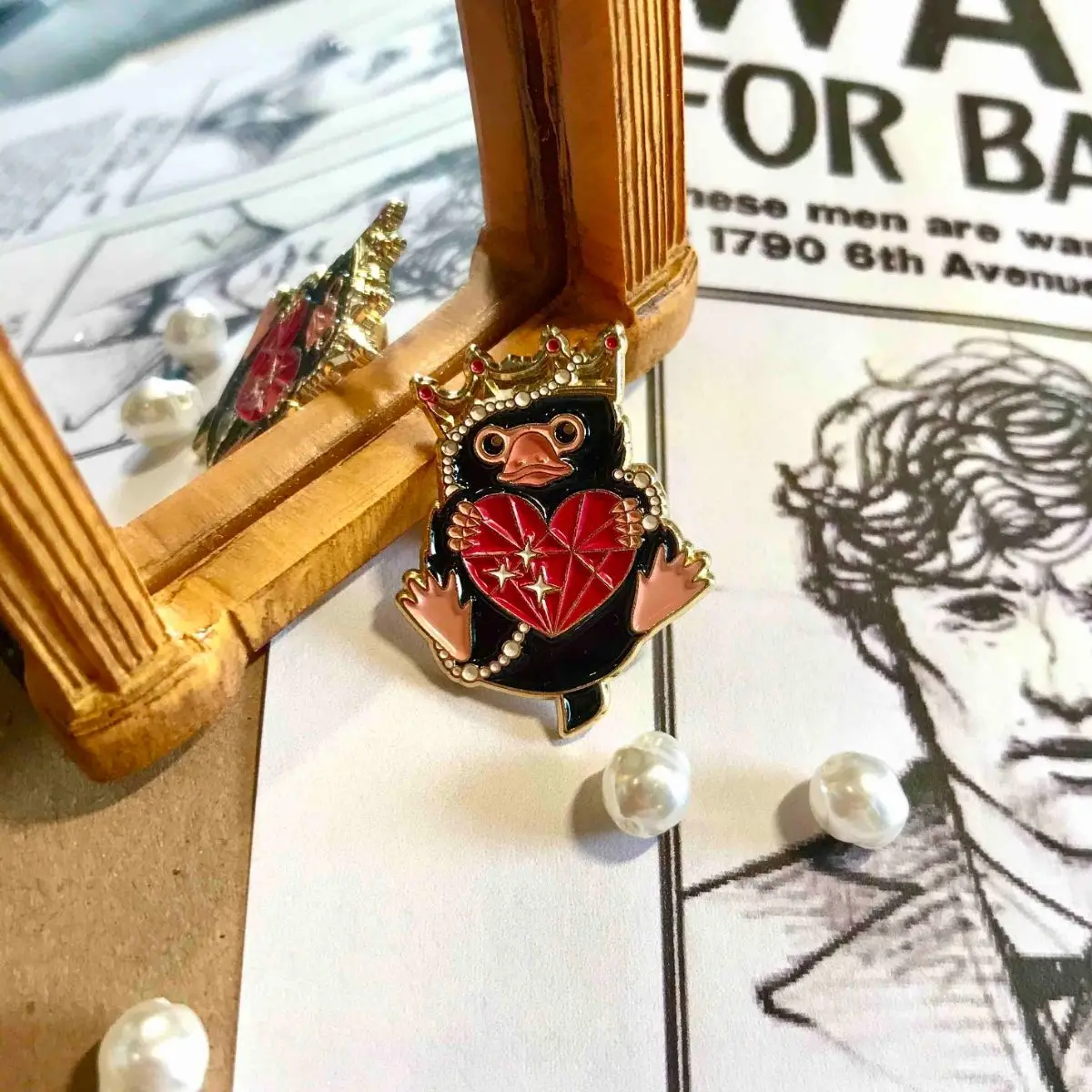 Anime magia menino broche dos desenhos animados animais de fantasia niffler metal mini broche crachá fã coleção presente