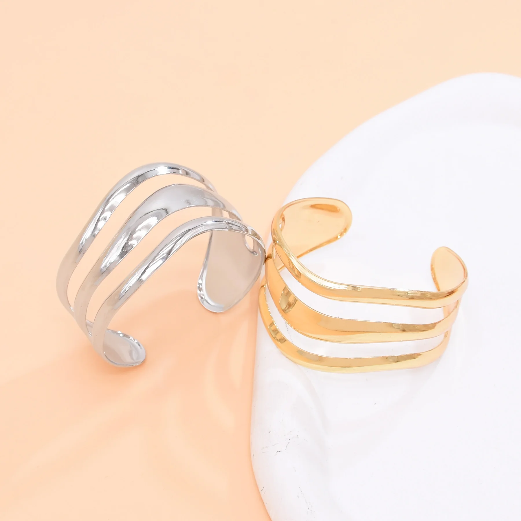 

Metal Texture Wavy Hollow Out Open Bracelet Euramerican Alloy Simple Fashion Elegant Banquet Appointment Daily Women Jewelry