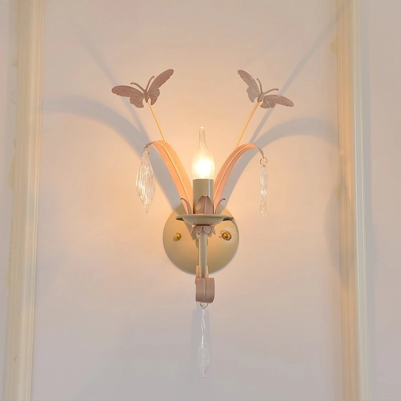 مصباح جداري على شكل فراشة لغرفة النوم، مصباح جداري مبتكر لغرفة البنات باللون الوردي من الحديد المطاوع، مصباح جداري على شكل شمعة لغرفة المعيشة الفرنسية