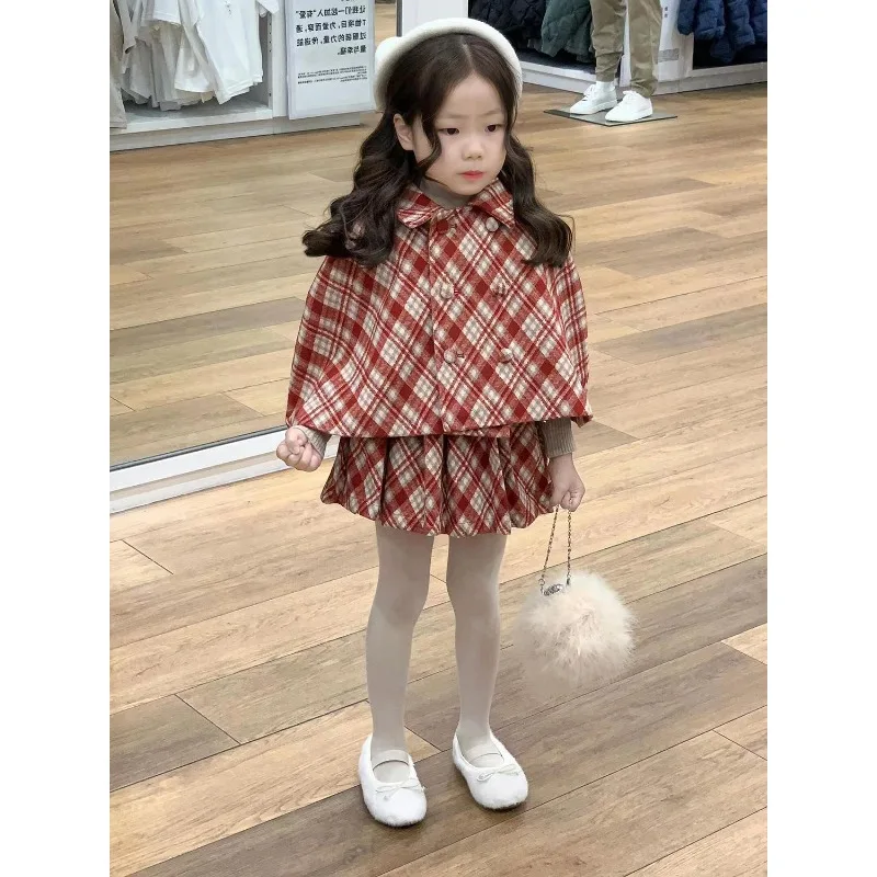 ملابس الأطفال الكورية 2025 الخريف والشتاء جديد الأحمر منقوشة الصوفية دعوى الفتيات سترة الرأس سميكة مطوي تنورة العصرية