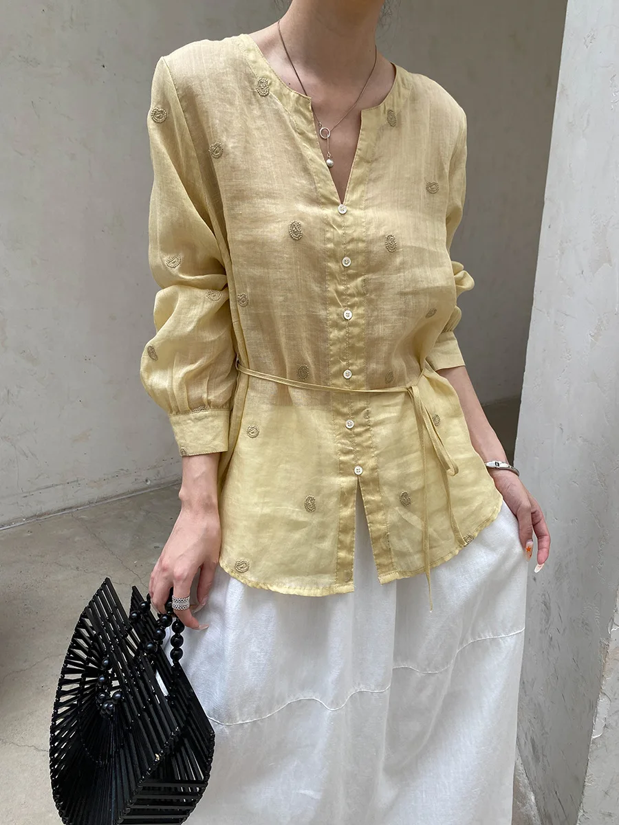 Sommerliches Damen-Shirt in unifarbenem V-Ausschnitt, locker geschnitten, mit Stickerei, für einen eleganten Look. – Detail 10