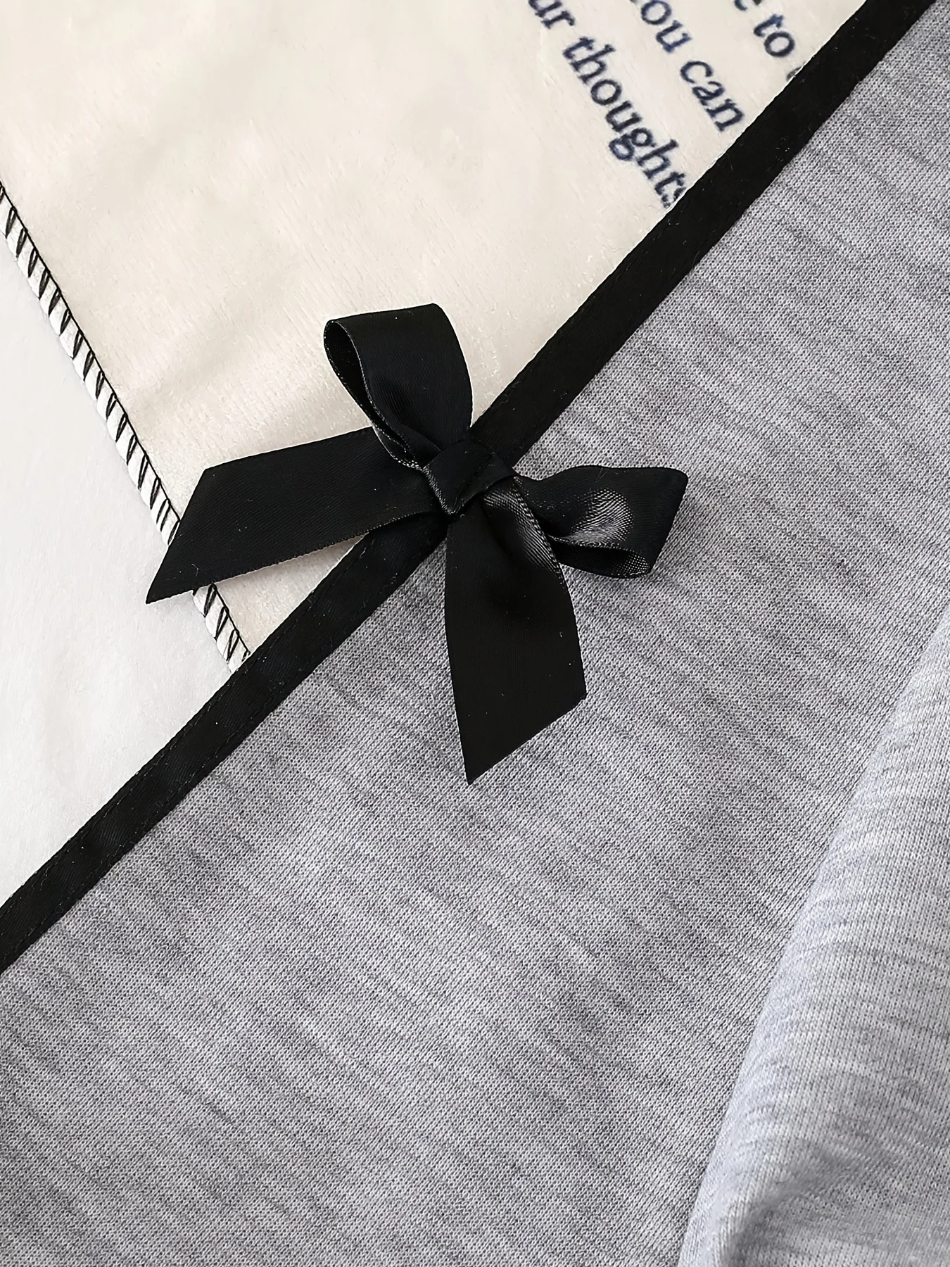 Mädchen-Herbstoutfit: Graues und schwarzes, mit Schleifen verziertes, langärmeliges Oberteil mit Rundhalsausschnitt und weit geschnittener Hose, zweiteiliges Set, geeignet für Chi. – Detail 7