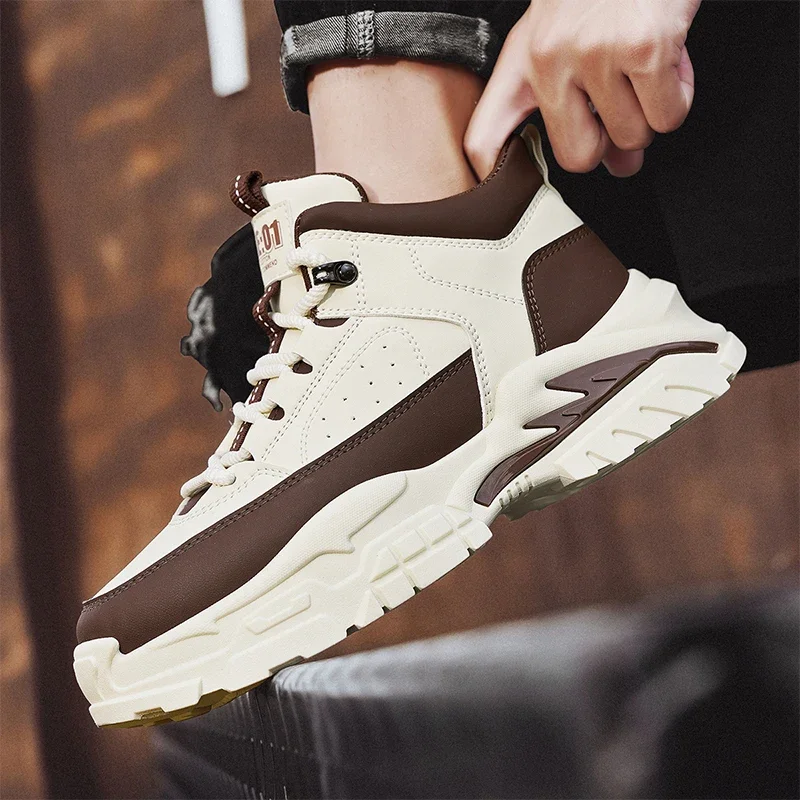 

Всесезонные высокие ботинки — это универсальные новые стильные повседневные мужские рабочие ботинки на плоском каблуке.