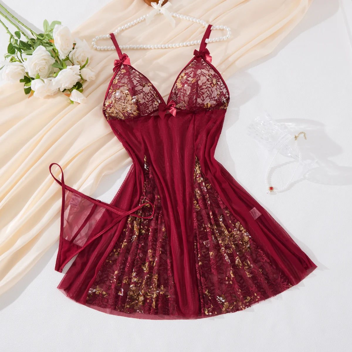 Red sexy nightgown, with revealing allure, a touch of charm for daily home life, with openwork and lace trimmings.