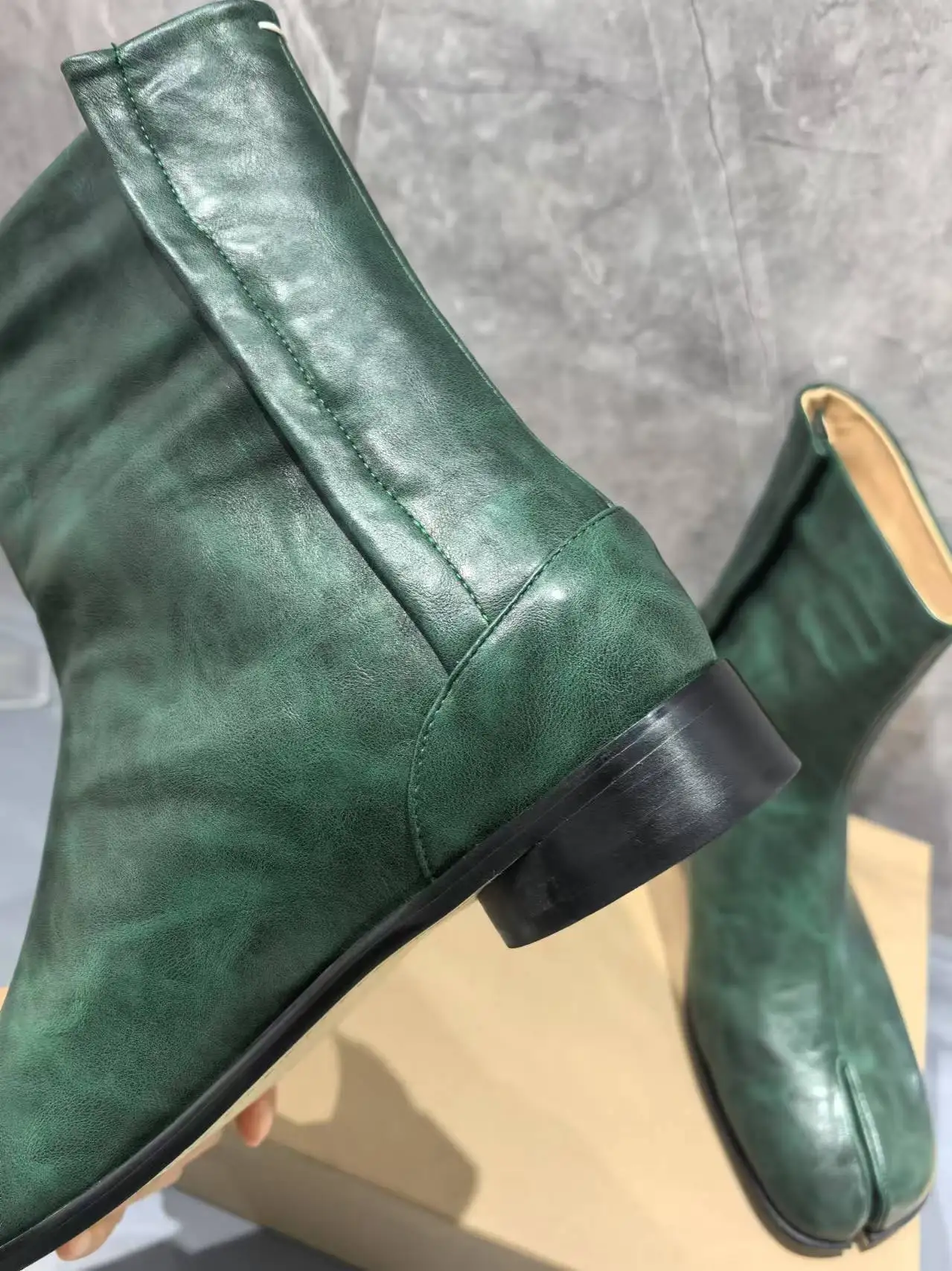 أحذية من الجلد الأخضر لمنتصف الساق مع كعب مسطح فريد من نوعه للراحة ومتعدد الاستخدامات للارتداء اليومي ونزهات غير رسمية بمظهر للأمام #5