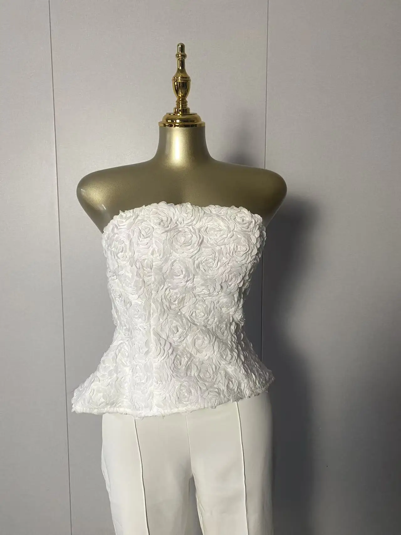 2025 جديد إمرأة مثير بدون حمالات الزهور بلايز بنطال ذو قصة أرجل واسعة أبيض قطعتين مجموعة أنيقة مساء نادي ملابس الحفلات #1