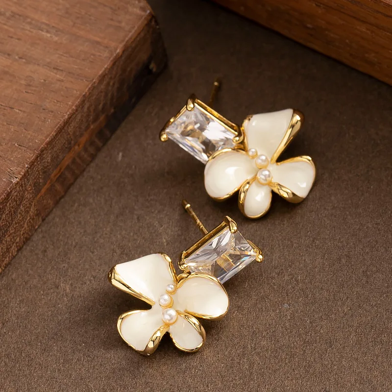 

Forest style sweet temperament fairy style enamel drop glaze pearl petal earrings light luxury high-end commuter earrings