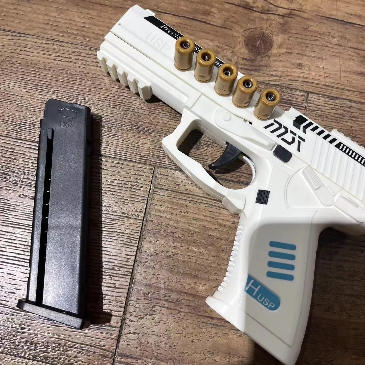 Pistola giocattolo USP Fuoco continuo con guscio da lancio laser Pistola sospesa vuota Lanciatore di giochi all'aperto Regalo di Natale per ragazzi