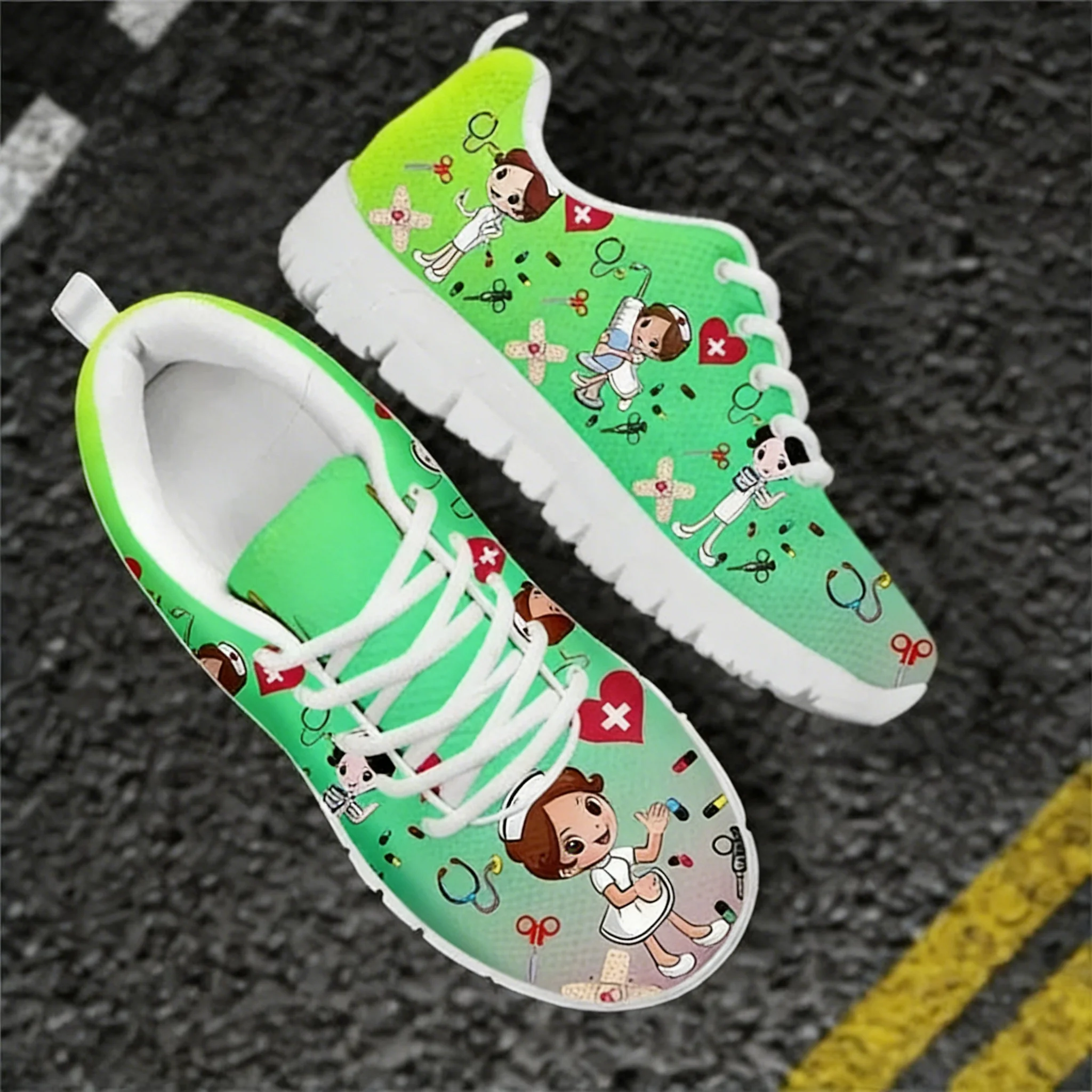 

Красочные кроссовки с мультяшным принтом медсестры, женская обувь, сетчатые туфли на плоской подошве с индивидуальным именем и принтом врача для женщин, дропшиппинг