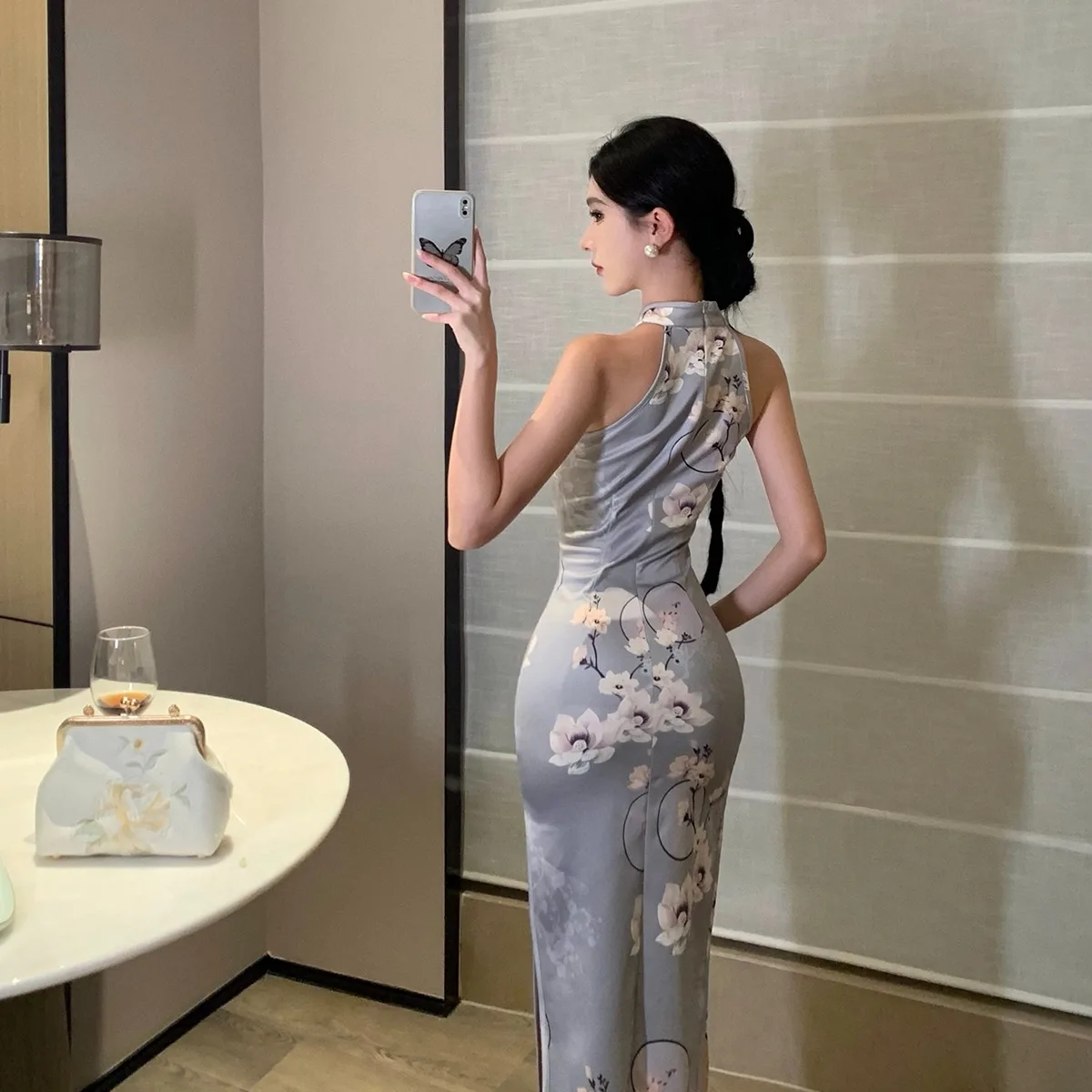 Qipao Seksi Berlubang Setengah Panjang Motif Bunga Retro Ramping Tampil Muda Versi Terbaru untuk Musim Gugur