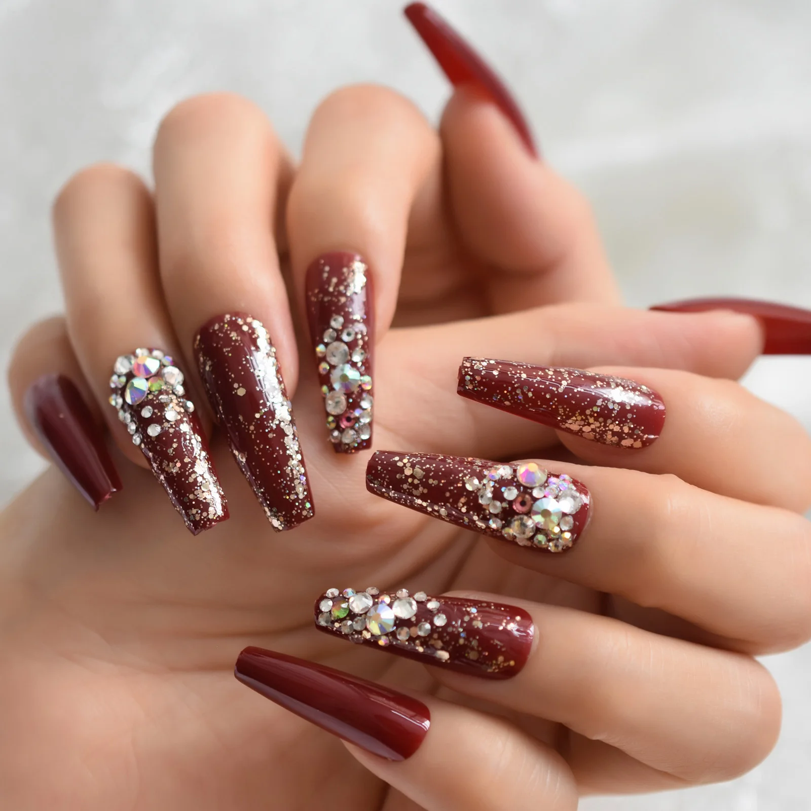 Uñas postizas Borgoña con diseños, diamantes de imitación ostentosos, purpurina cónica, prensa Extra larga en uñas postizas, ataúd brillante, arte de uñas de Ballet