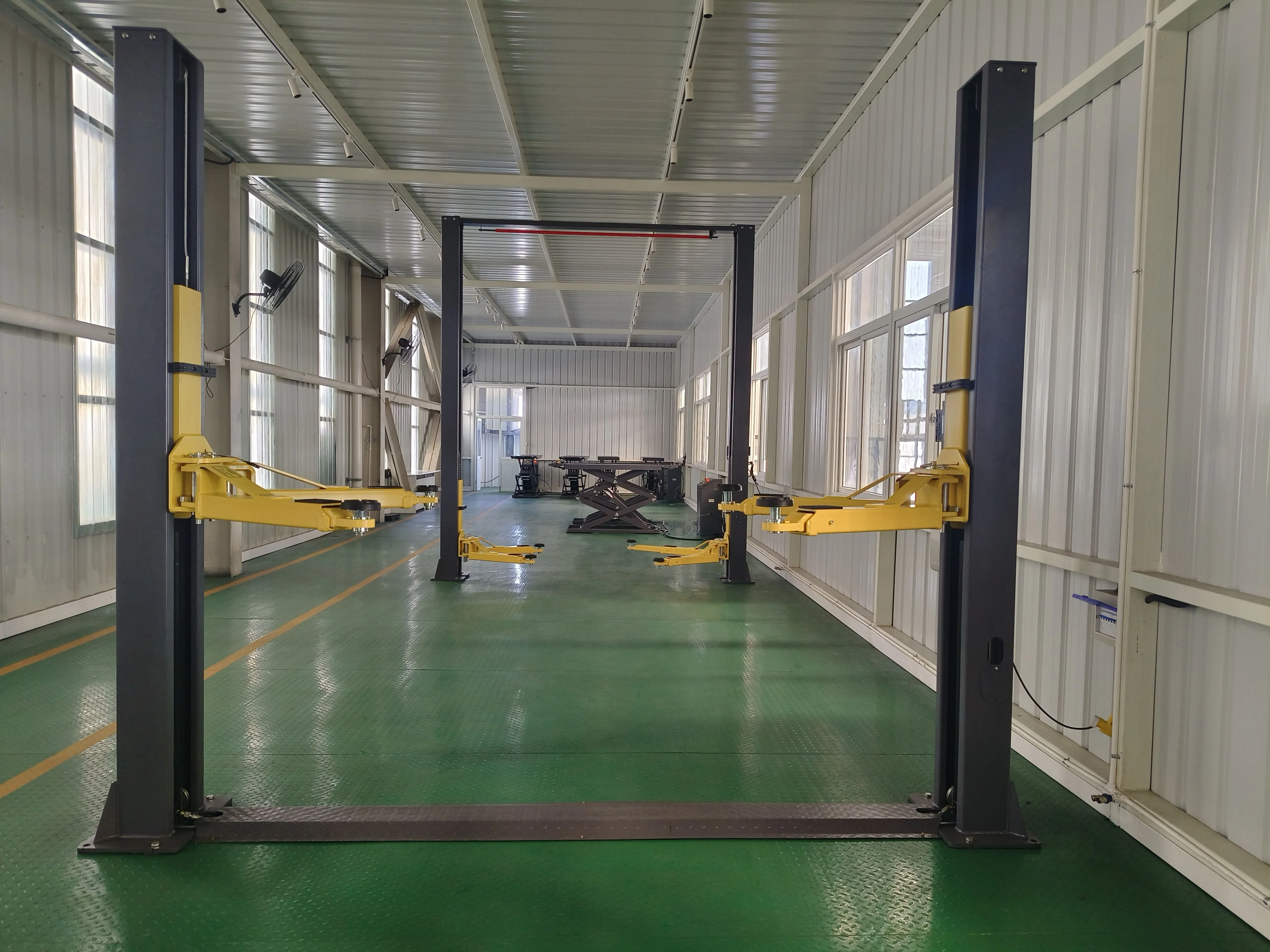 

CE Certified 4000kg Hydraulic Two-Post Car Lift for Repair Shops