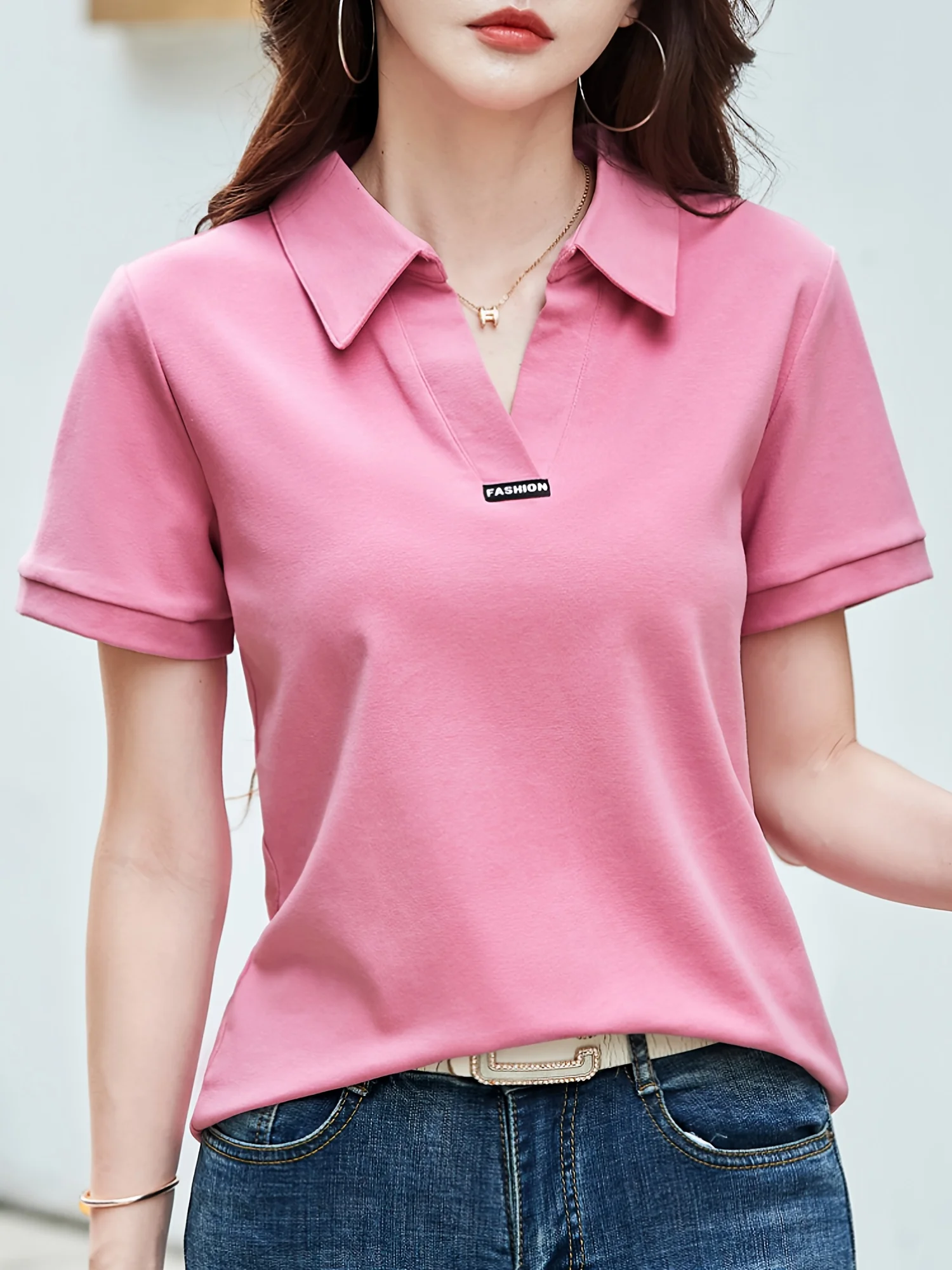 Damska letnia koszulka POLO z krótkim rękawem w jednolitym kolorze i ozdobnym, modnym, swobodnym dzianinowym topem przy dekolcie.