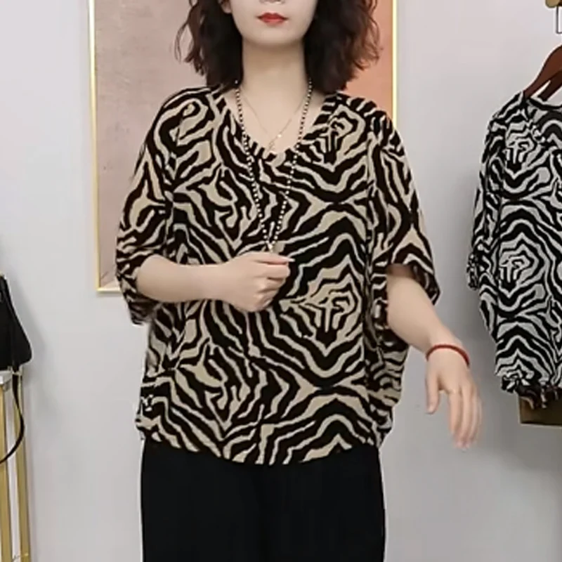 Camiseta de manga murciélago con cuello en V para mujer, jerseys holgados informales con estampado de leopardo, Top elegante que combina con todo, moda de verano, nuevo