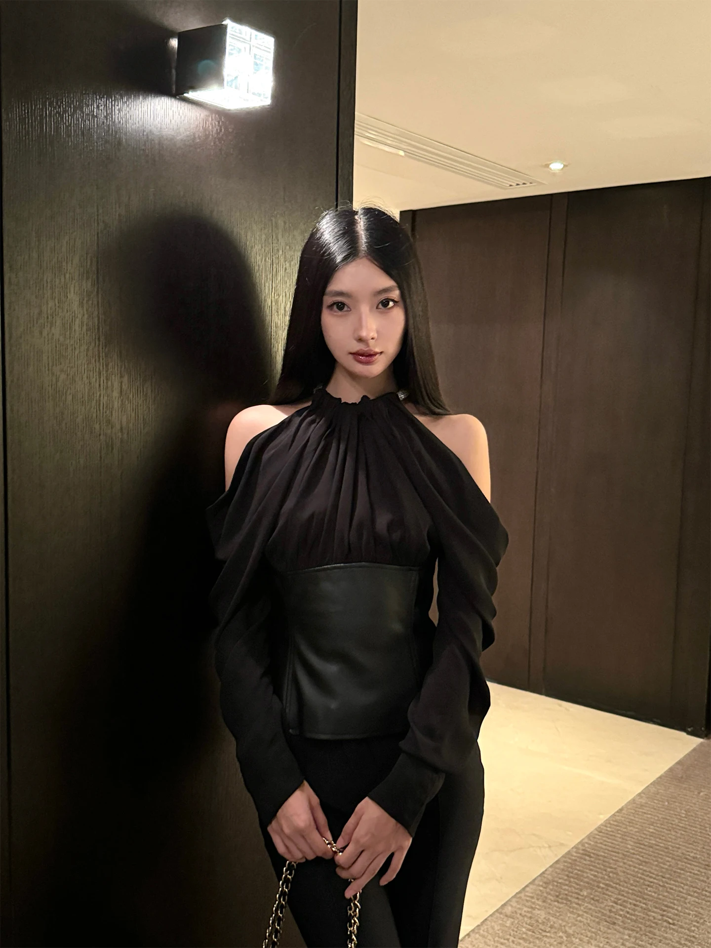 

Rosie Godd Sle Sequin Splice Protein Leather Heavy Work Ne Hanging oulder Bared Top Женские модные летние конверты...