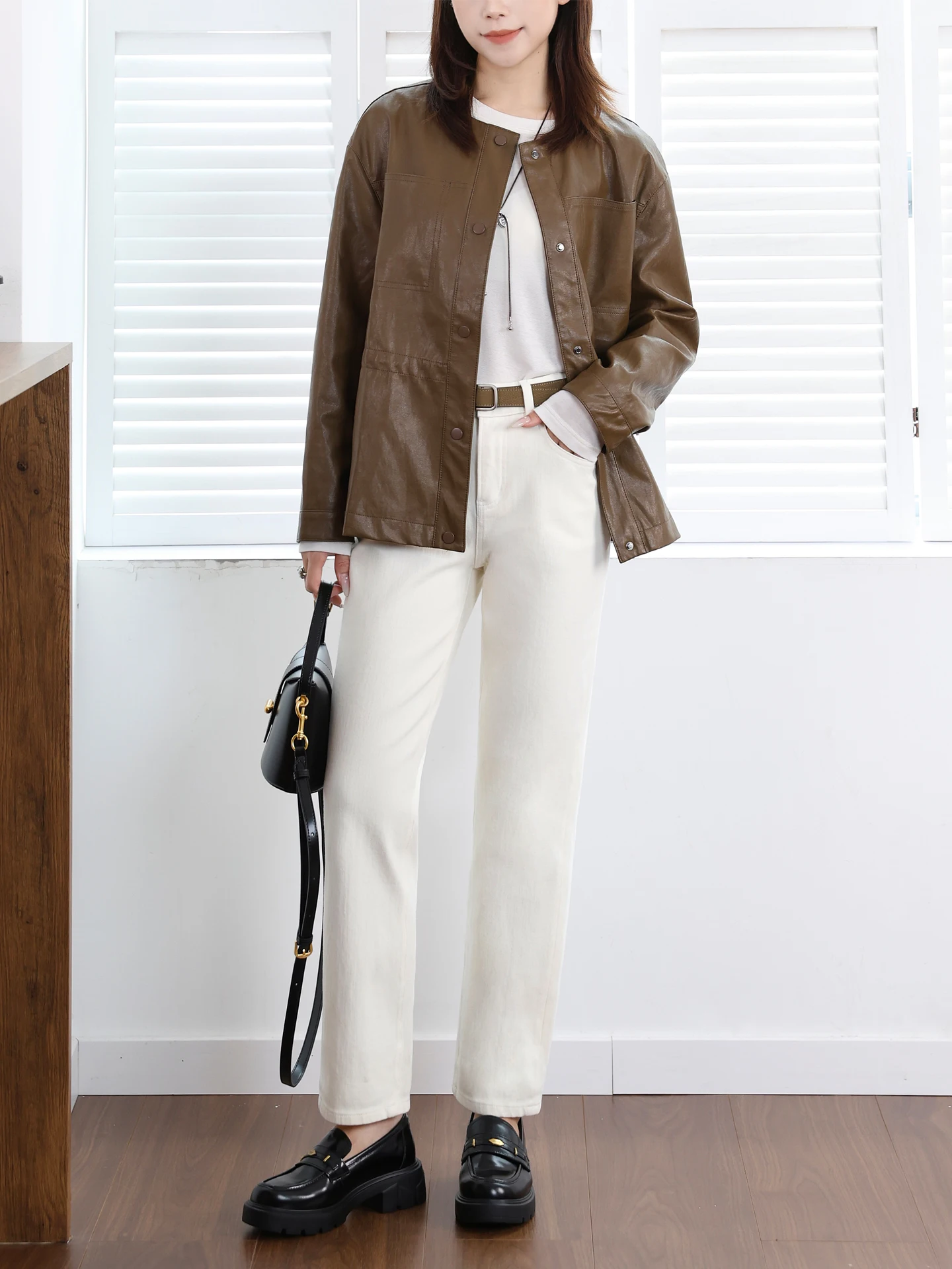 เสื้อแจ็คเก็ตหนัง PU สีน้ำตาลสไตล์เรโทรสำหรับผู้หญิง ทรงหลวม ความยาวปานกลาง คอทรงกลม  หนังแกะ  คอลเลคชั่นฤดูใบไม้ร่วงใหม่ ให้ความรู้สึกหรูหรา