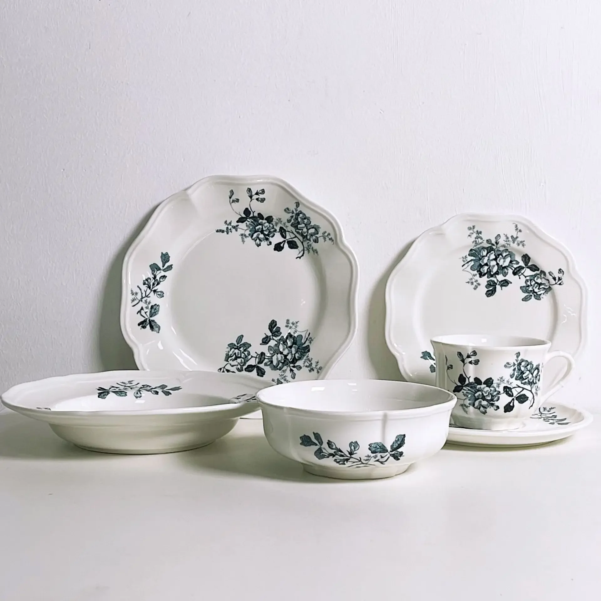 French vintagevintage floral ceramc tableware, ceramc cups, saucers, ceraic bowls, cermic dessert plates, pasta plates