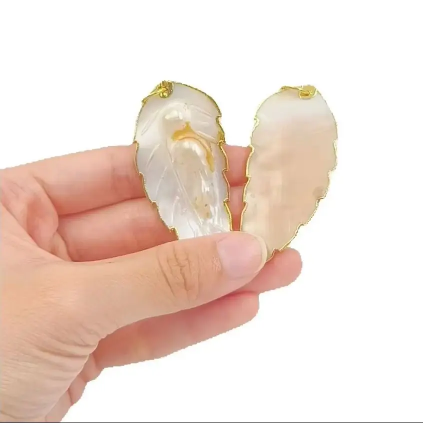 WT-JP074 Unique Design Natural Shell Leaf Shape With Random Size Pearls Pendant Dainty Crave With Gold Bezel For Necklace