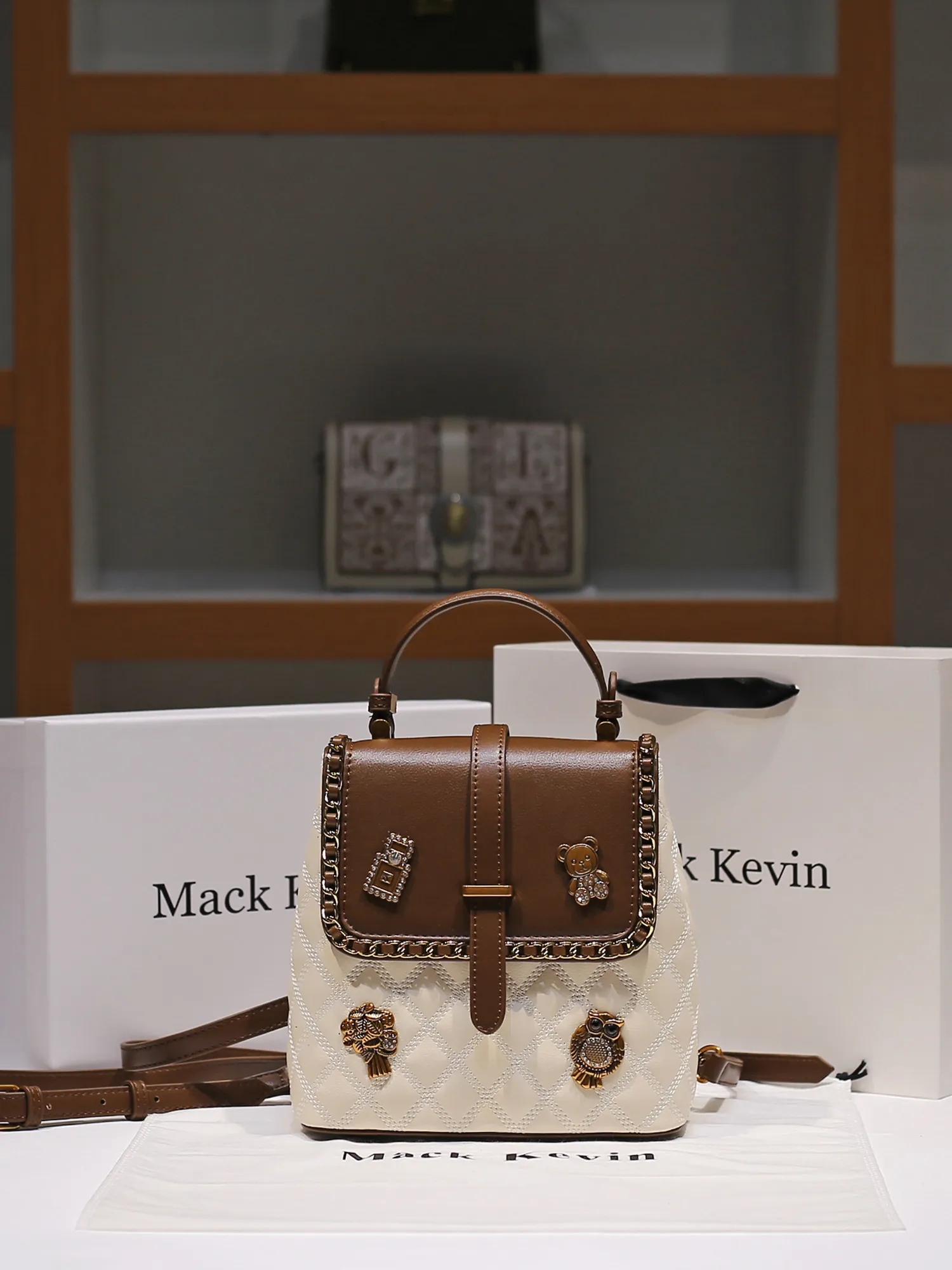 Vintage and Luxury School Bag with Classic Contrast Color Design and Badge Decoration 2026 Women's New Fashion Backpack for Trip