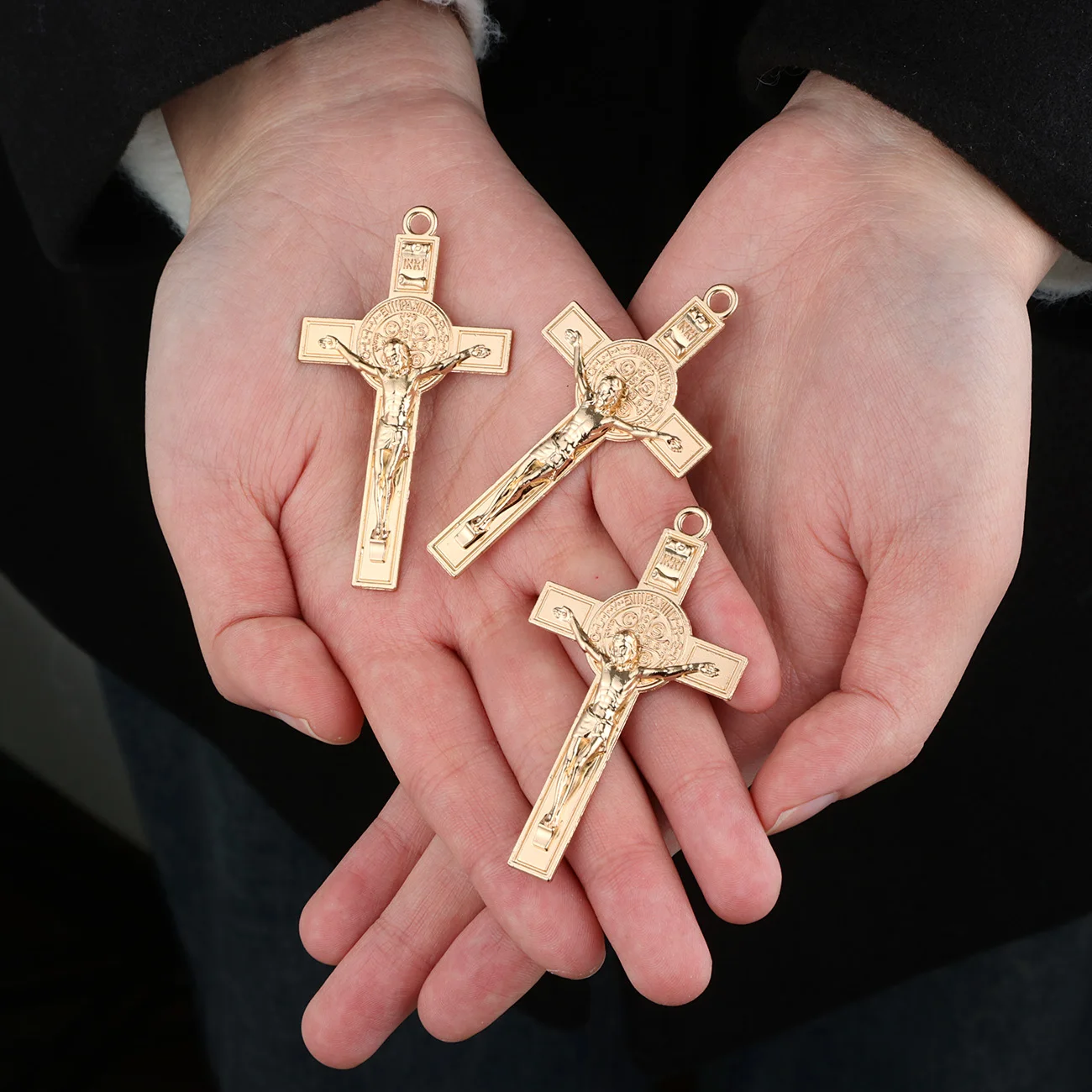 5 Stücke 3 Farben DIY Rosenkranz Chaplet Exorcisim St. Benedikt Kruzifix Kreuz Anhänger Religiöse Andenken Schmuck Halskette Herstellung Teile – Detail 3