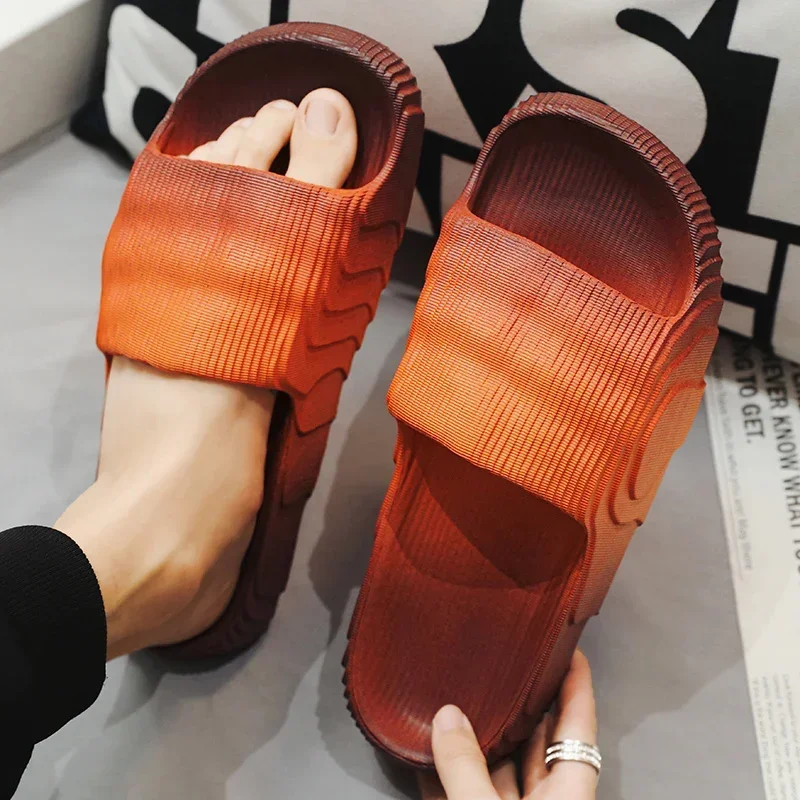 New Men Thick Bottom Slippers Platform Bathroom Slides Non Slip Trend Designer Shoes Ladies Female Mule Shoes Flip Flops Sandals