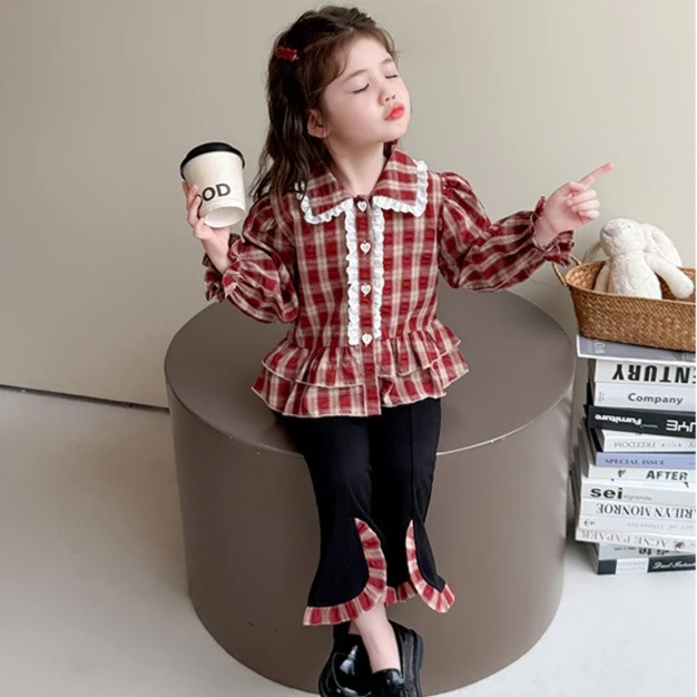 

Костюм для девочек, осень-зима 2022, новая детская одежда, корейский стиль, детская клетчатая рубашка для девочек, кружевные расклешенные брюки, два комплекта