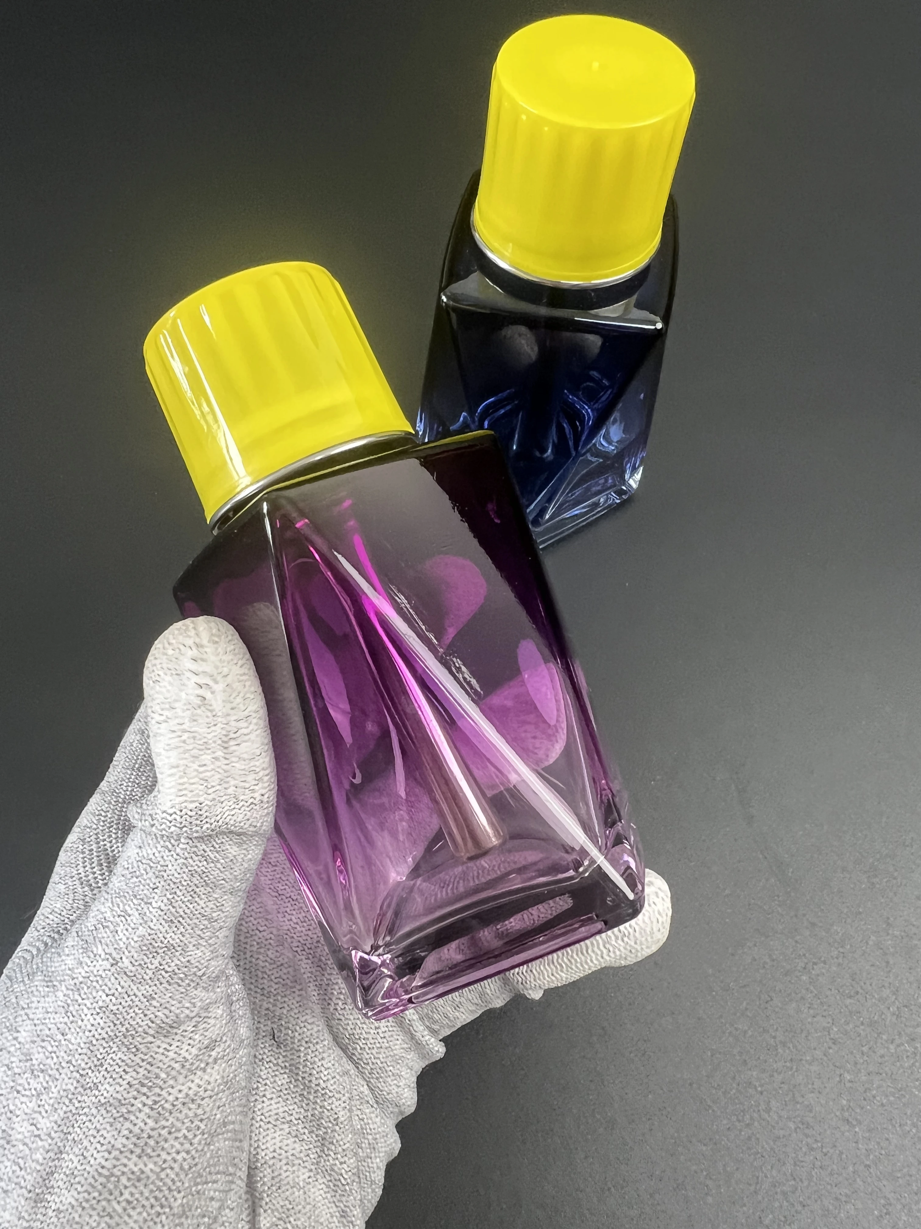 

Geometric glass alcohol bottle, triple filtration, anti-blocking and anti-pollution, fine water without splashing