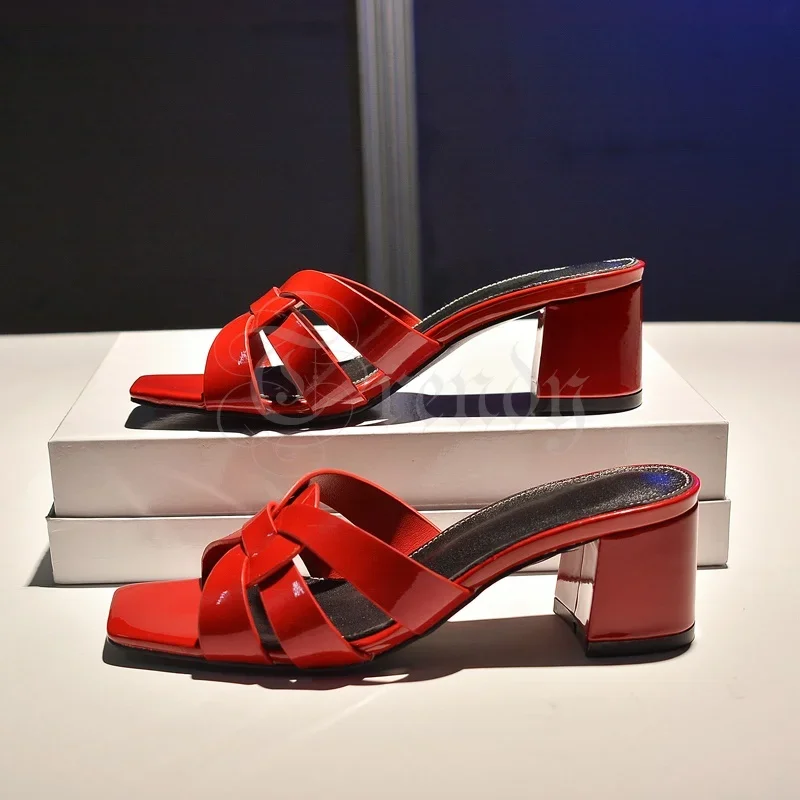Sandalias de cuero rojo con diseño cruzado trenzado, zapatillas sexis de tacón bajo y grueso con punta cuadrada, zapato de moda informal dorado y negro abierto