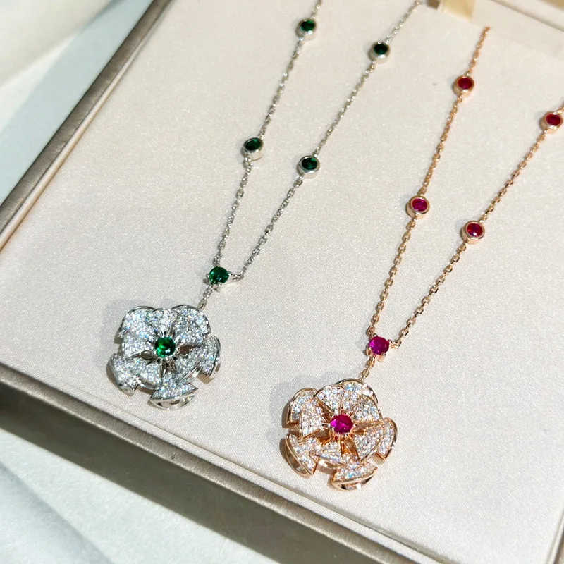 

Fashion Women Lady 925 Silver Necklace Inlay Red Green Zircon Skirt Fan-Shaped Pendant Plated Gold Color High-end Jewelry