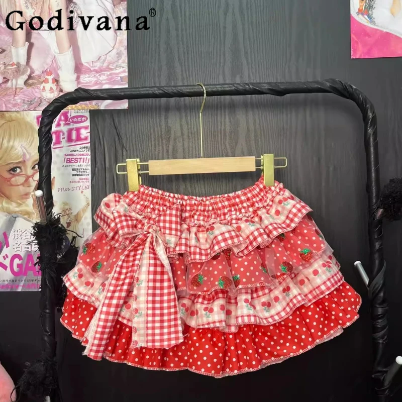 تنورة منقوشة بالفراولة الحمراء للنساء Y2K تنورة لطيفة للفتيات الجميلات منتفخة بتصميم فيونكة على شكل كعكة للسيدات تنورة صيفية صغيرة عالية الخصر